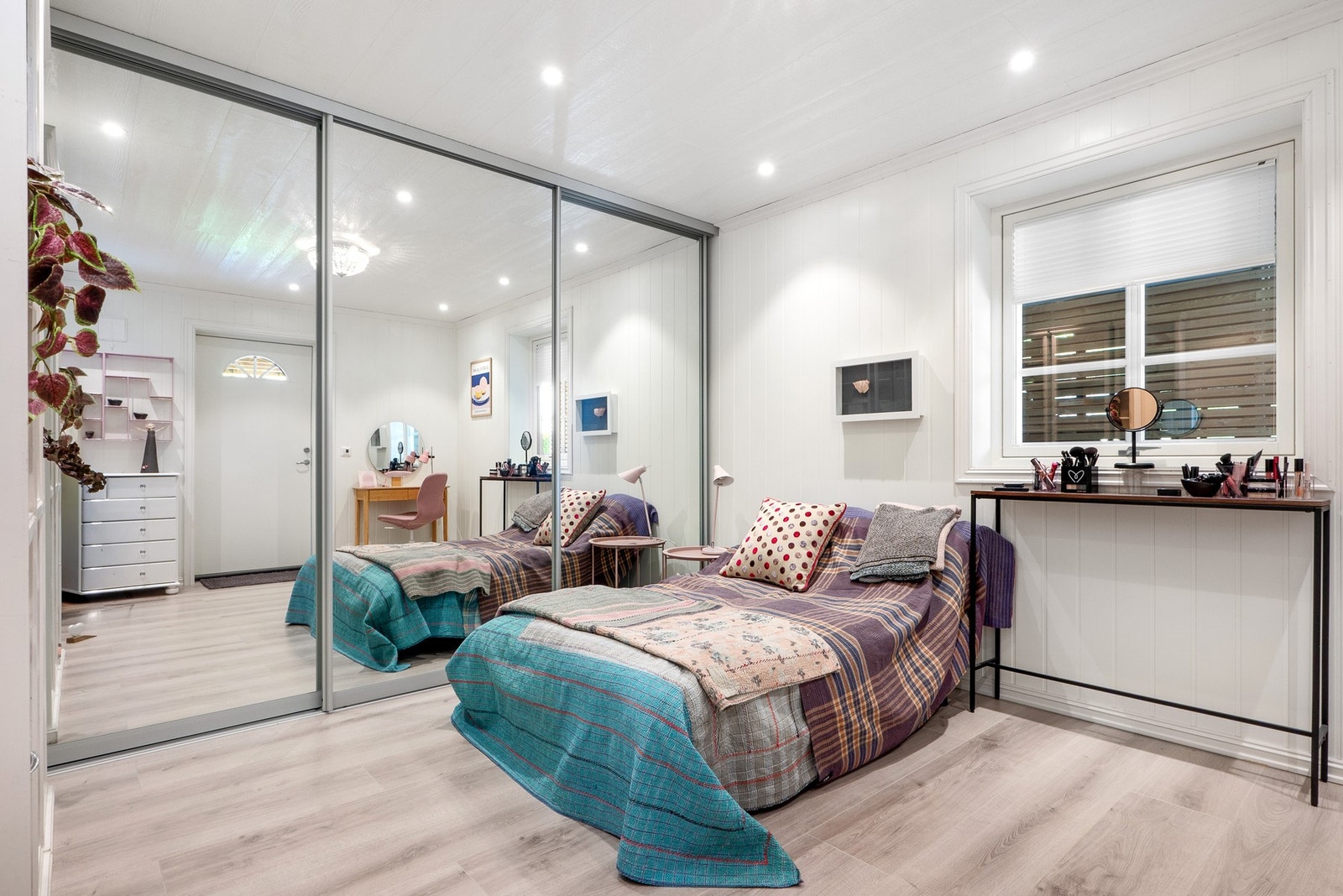 I tillegg til soverommene er det et stort innredet rom i underetasjen som i dag benyttes som kontor, lekerom og gjesterom. Rommet er ikke bruksendret fra tilleggsdel til hoveddel, og ikke godkjent for varig opphold. Galleribilde