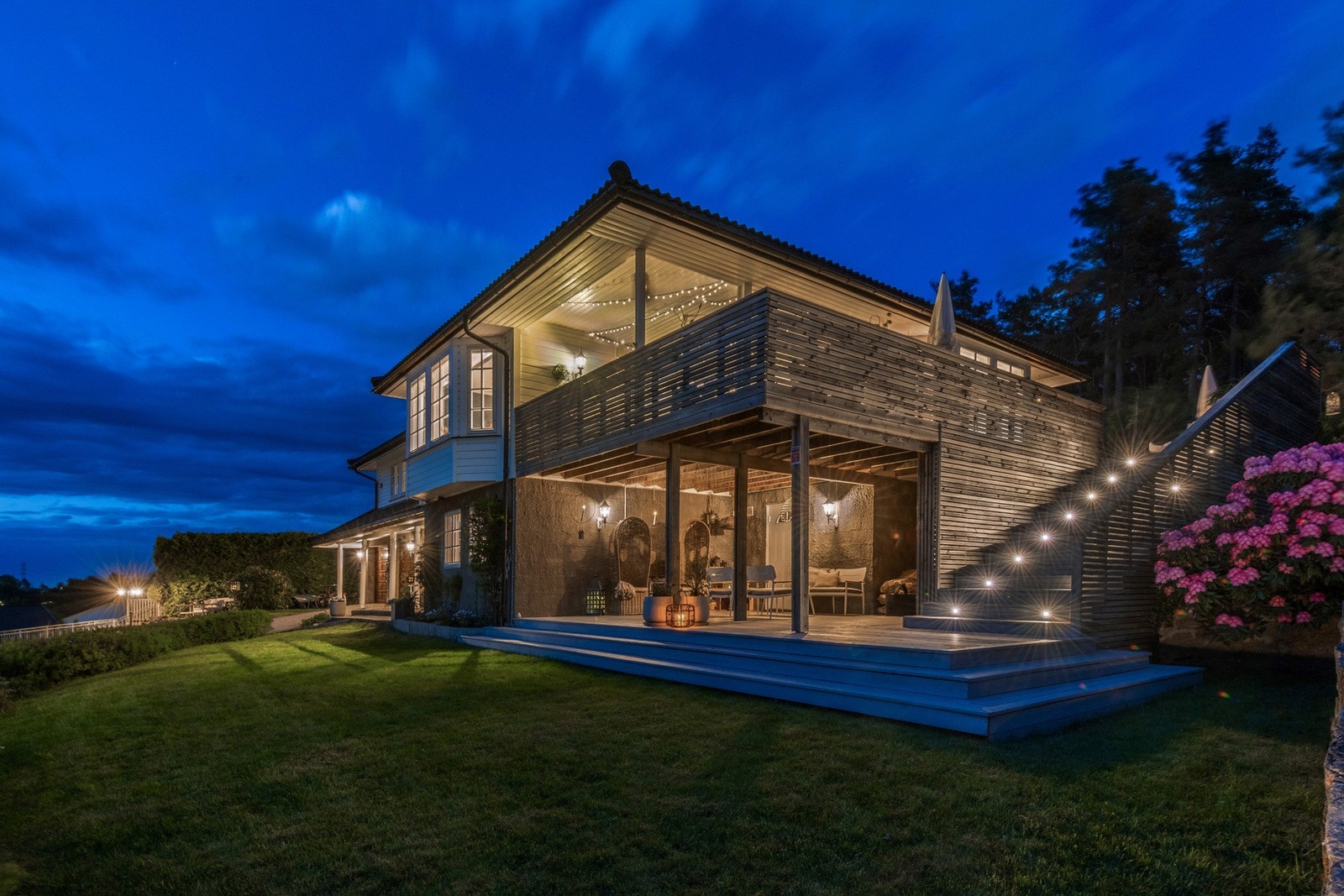 Huset er gjennomgående godt vedlikeholdt og betydelig oppgradert, både teknisk og estetisk - her kan du flytte rett inn uten store oppussingsbehov. Galleribilde