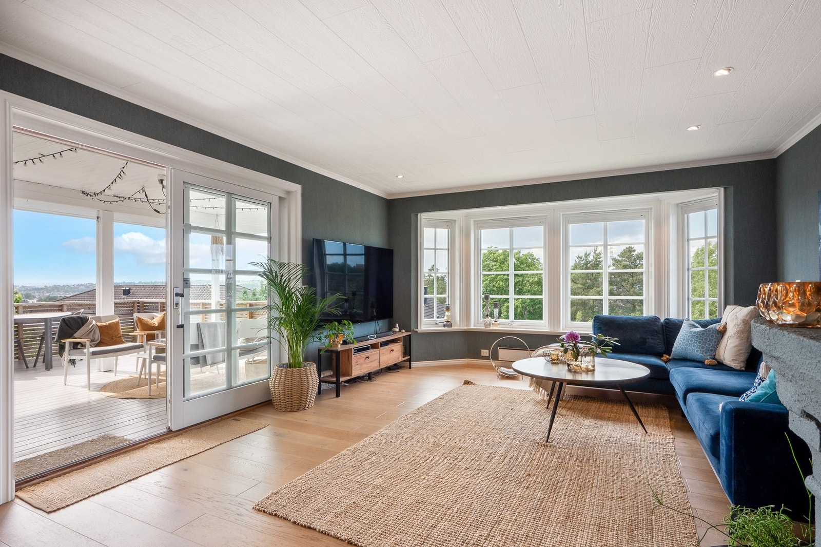 Fra stuen er det direkte utgang til en stor terrasse - en sjelden og verdsatt forlengelse av oppholdsrommet. Galleribilde