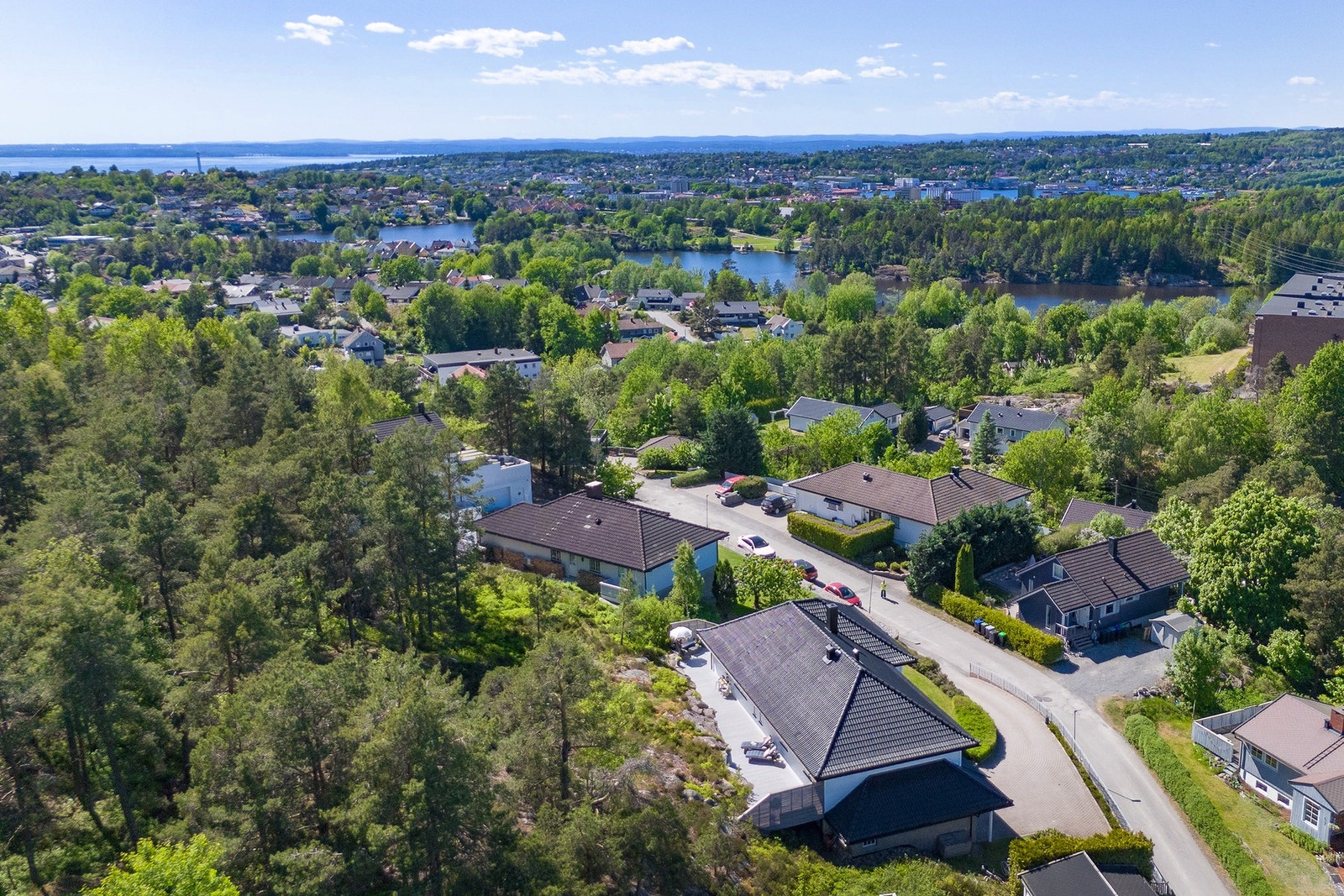 Her bor du skjermet og tilbaketrukket i en rolig blindvei, omgitt av natur, barnevennlig villabebyggelse og hyggelige nabolag. Galleribilde