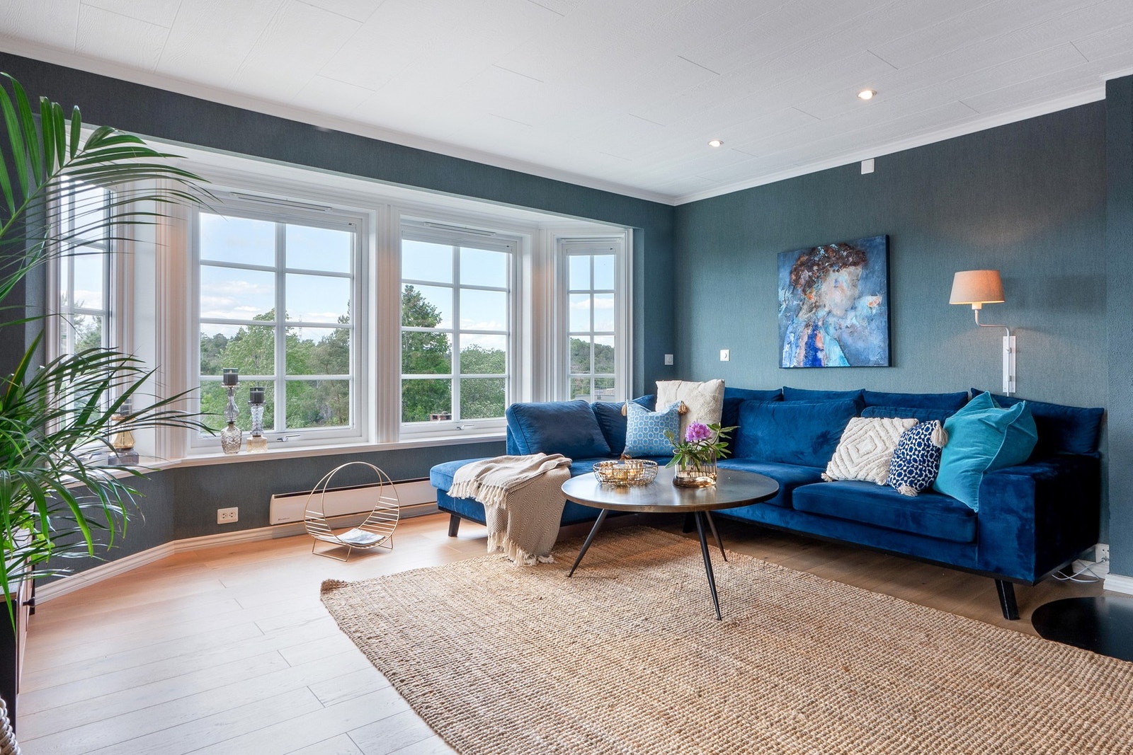 Gjennomtenkte detaljer og smarte løsninger gjør dette til et hjem som er både lettstelt, komfortabelt og svært behagelig å bo i. Galleribilde