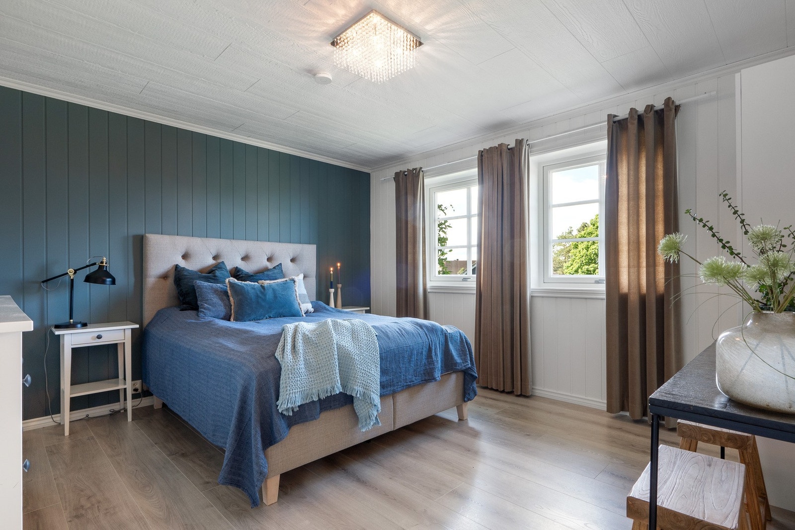 To av soverommene ligger i 1. etasje og ett i underetasjen. Galleribilde