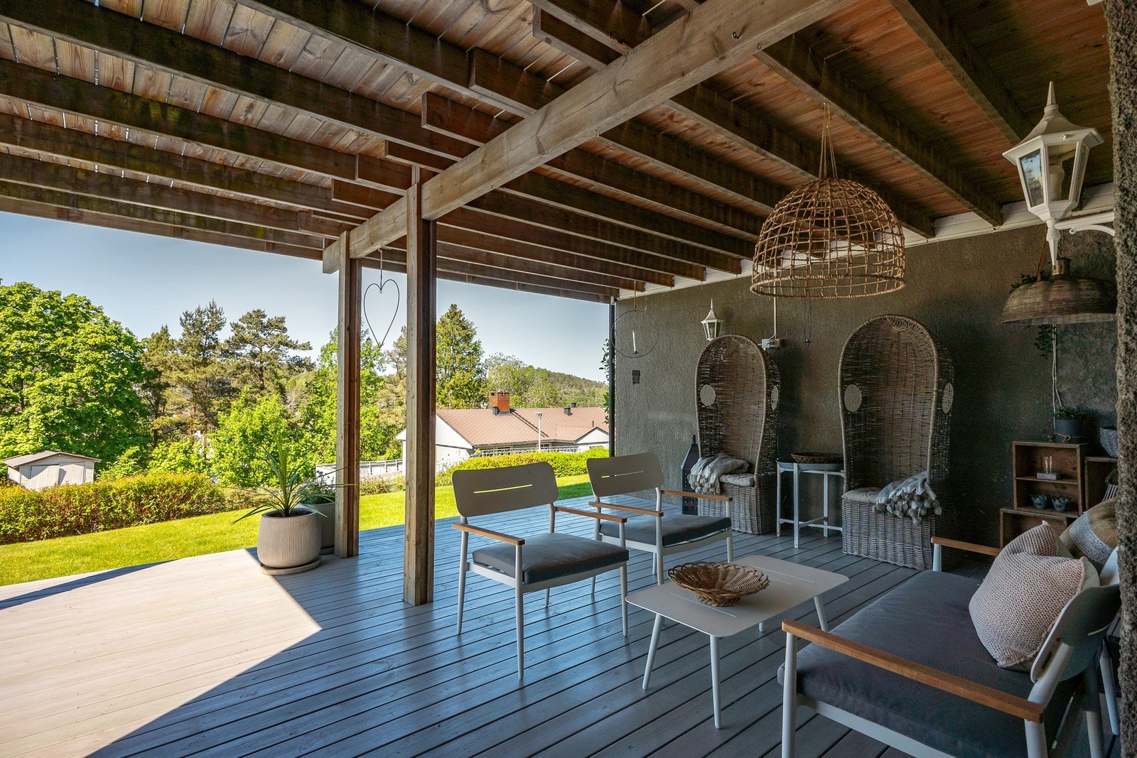 Fra innredet soverom i underetasjen finner man en ekstra terrasse - et perfekt sted å trekke seg tilbake til, lese en bok eller nyte stillheten. Galleribilde