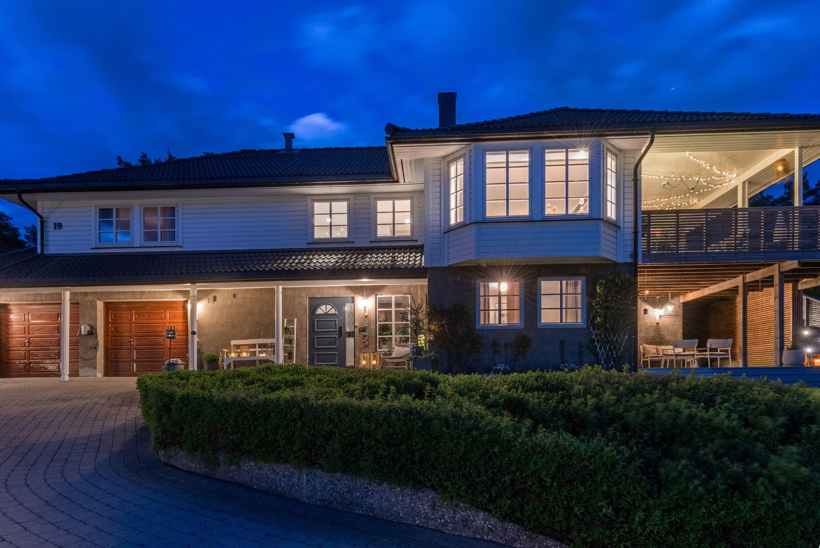 Skanseveien 19 er en bolig med varme, personlighet og romslige løsninger som gjør hverdagen både komfortabel og praktisk. Galleribilde