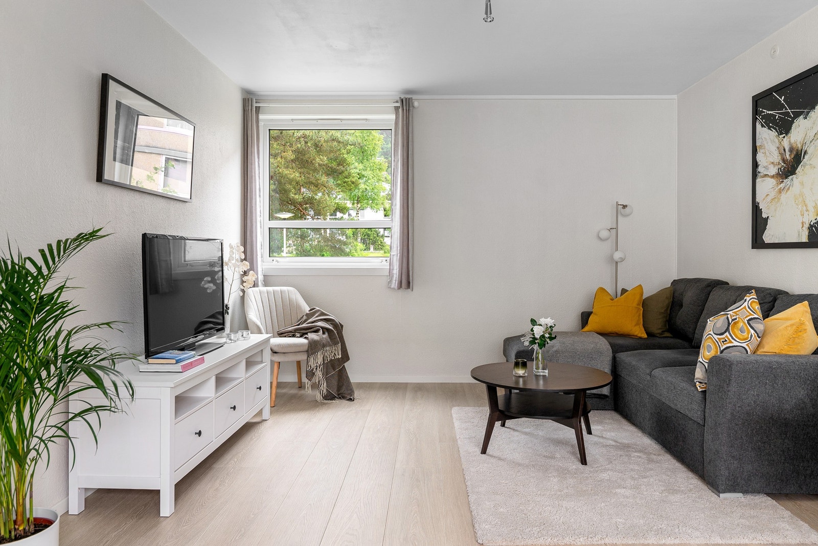 - Leilighetens stue er lys med gjennomgående lysinslipp fra store vindusflater - Galleribilde