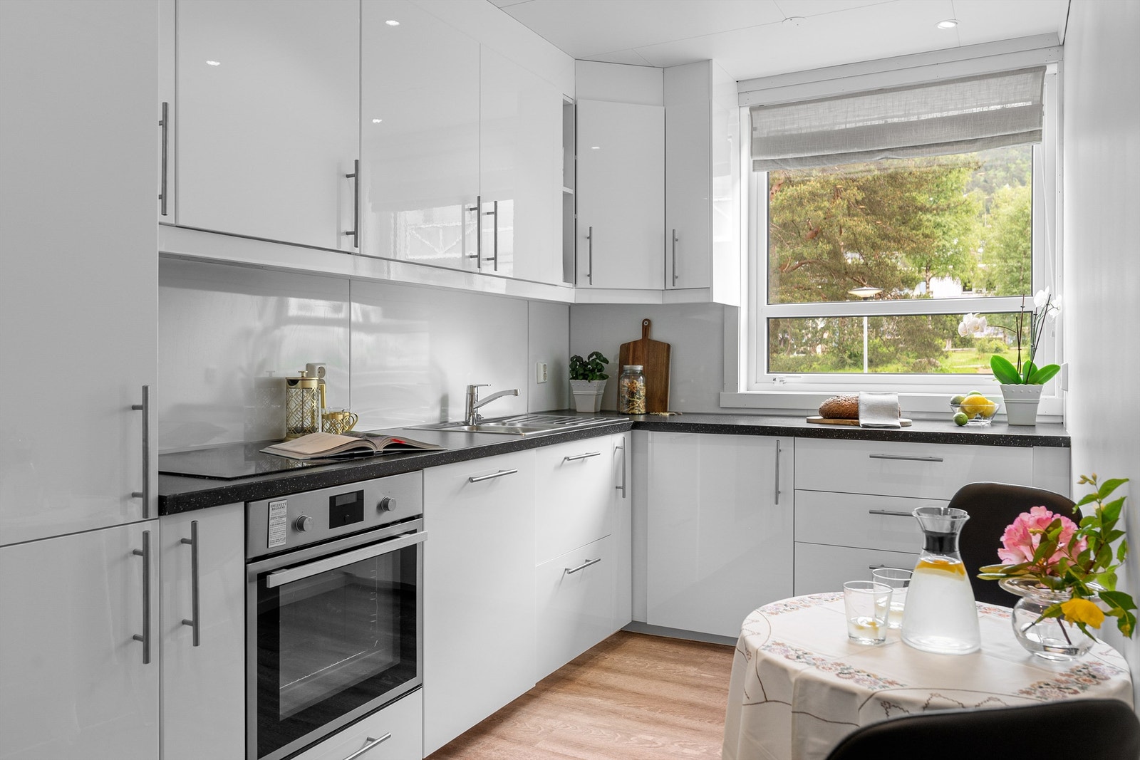 - Delvis åpen kjøkkenløsning med tidløs innredning fra ca. 2018 - Galleribilde