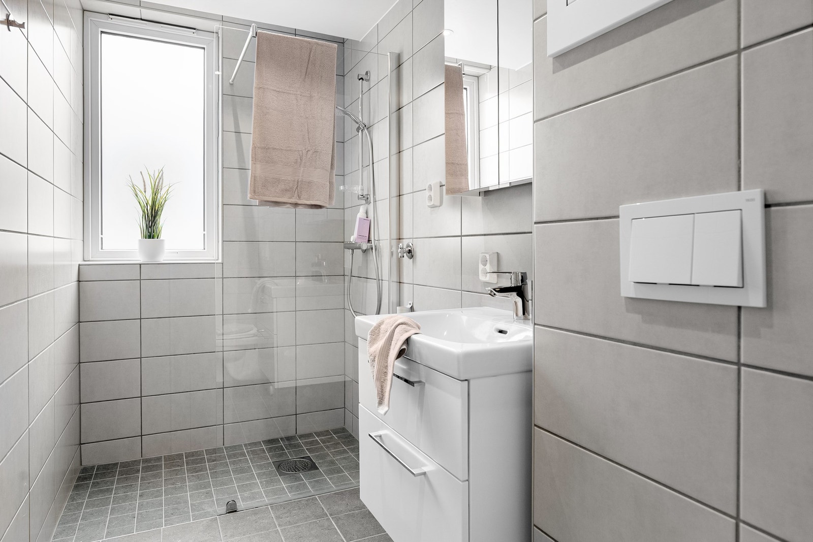 - Lekkert bad som ble renovert i regi av borettslaget i 2024 - Galleribilde