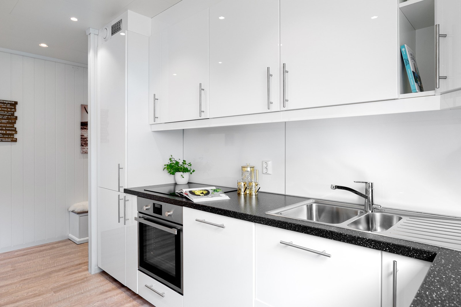 - Meget god oppbevaringsplass i skuffer og skap - Galleribilde