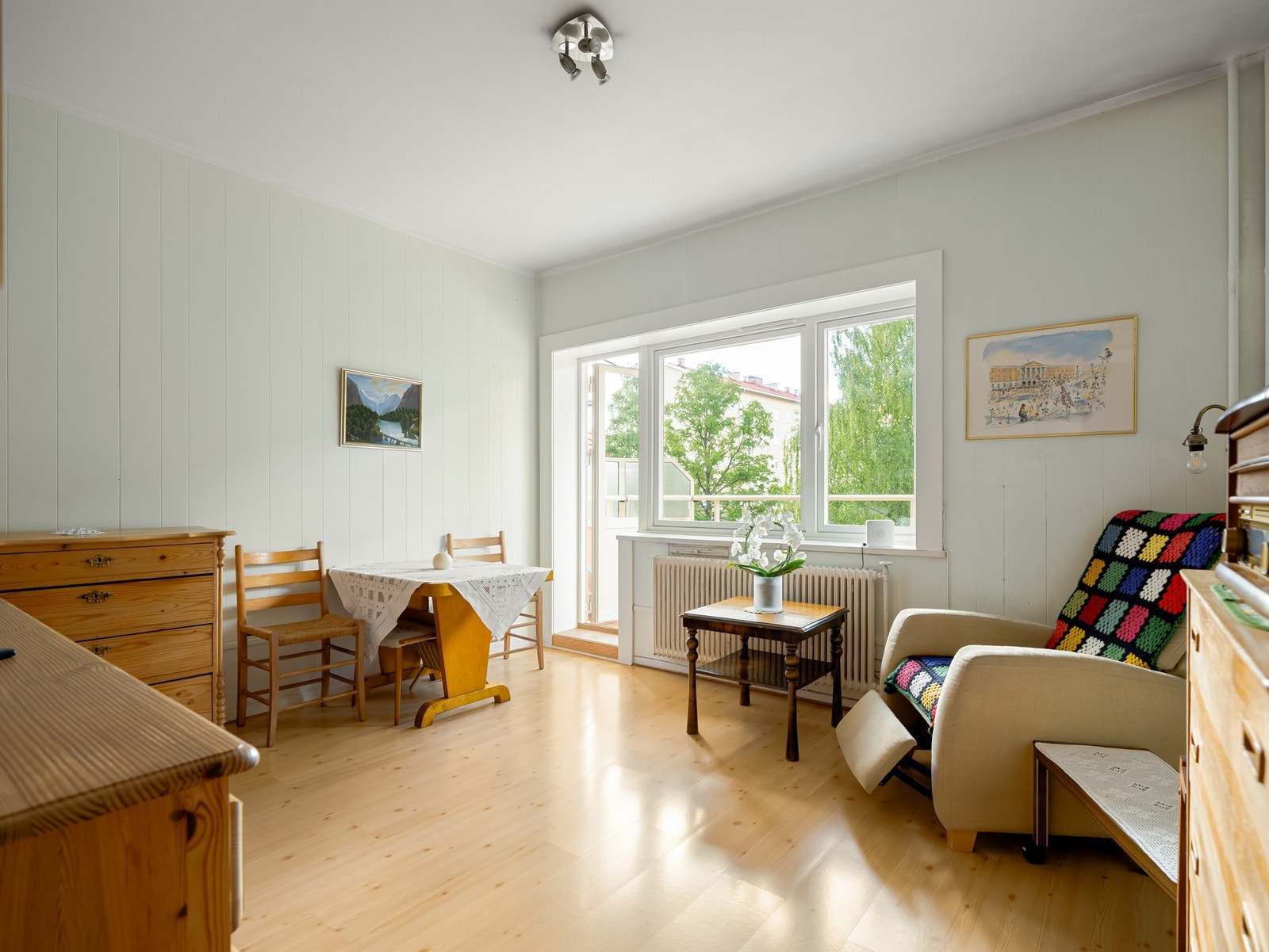 Vi tar turen inn i stuen, boligens oppholdsrom. Galleribilde