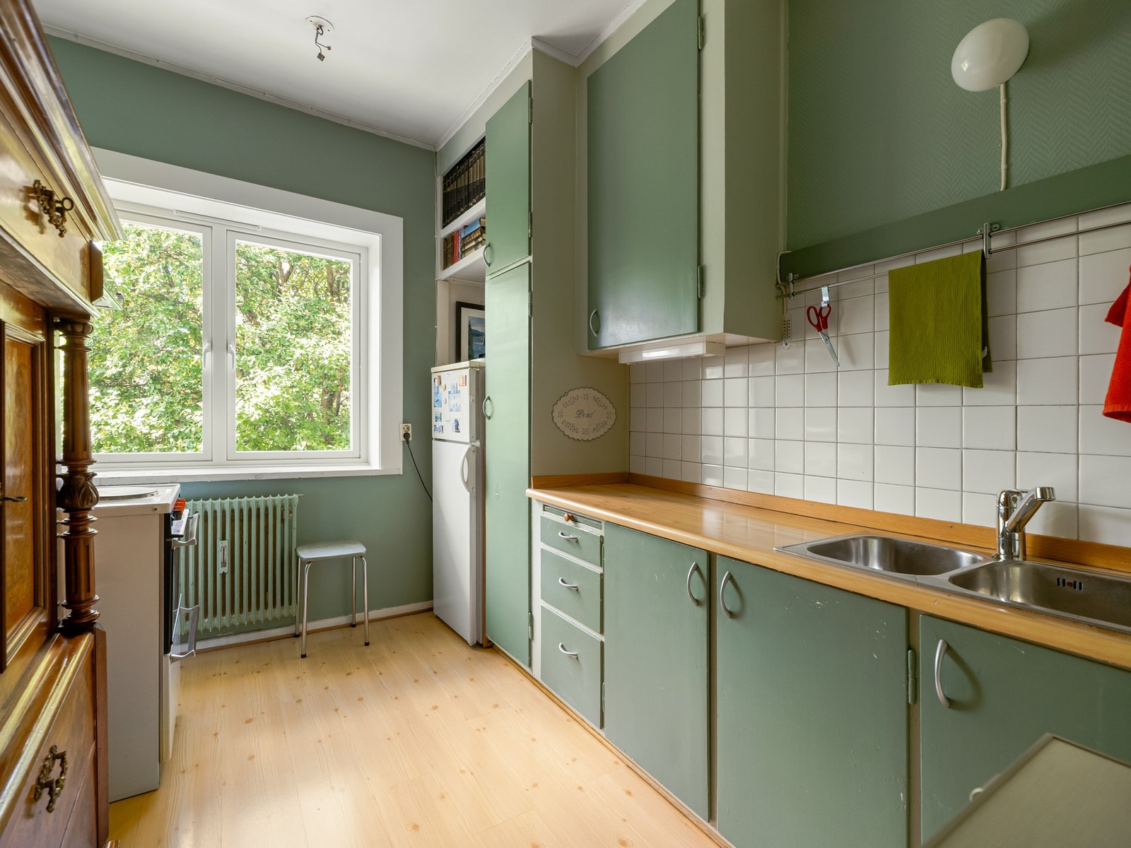 Er ikke dette et utrolig koselig kjøkken? Original innredning med løsninger og detaljer man ikke finner i dagens kjøkken. Galleribilde