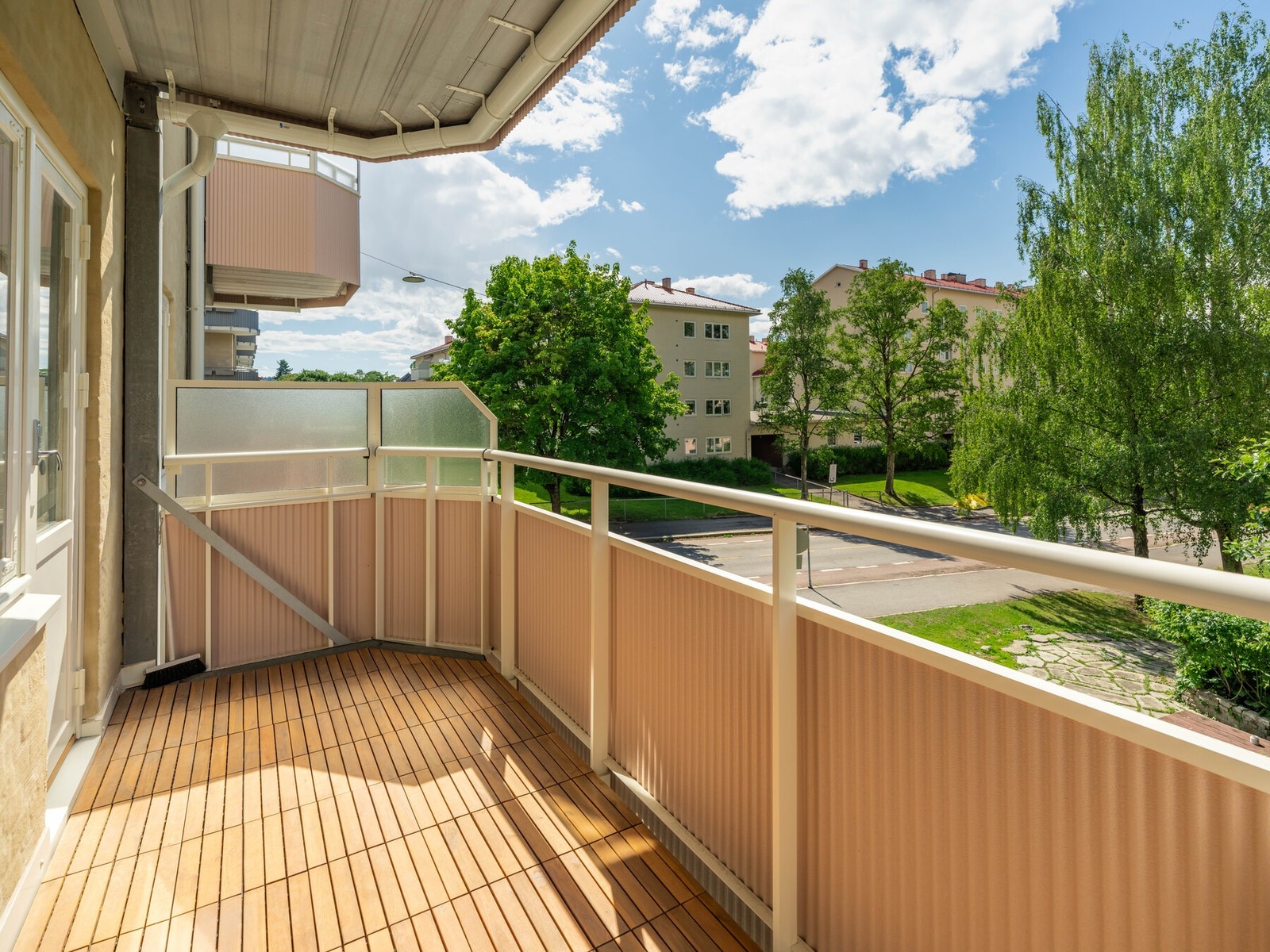 Den vestvendte balkongen byr på mengder av ettermiddagssol og hygge. Galleribilde