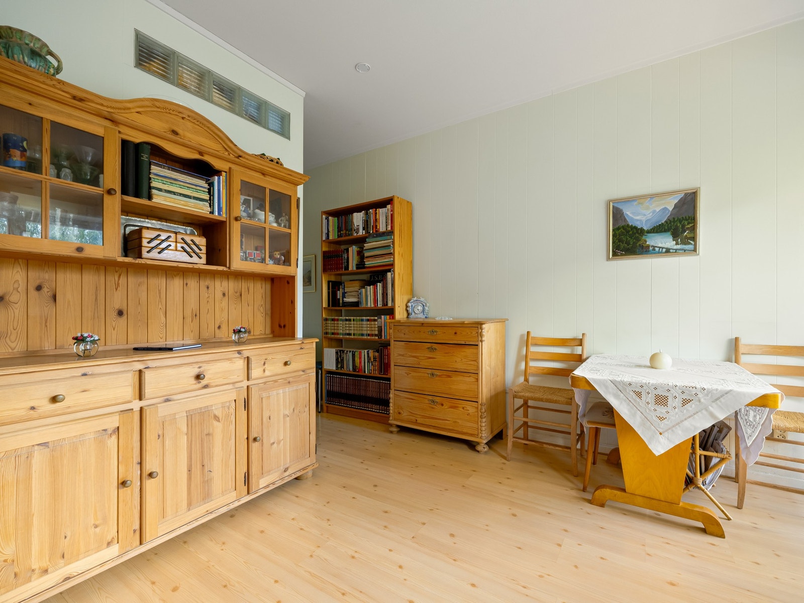 Her har du plass til det du skulle trenge. Spisebord, sofahjørne og sovealkove. Galleribilde