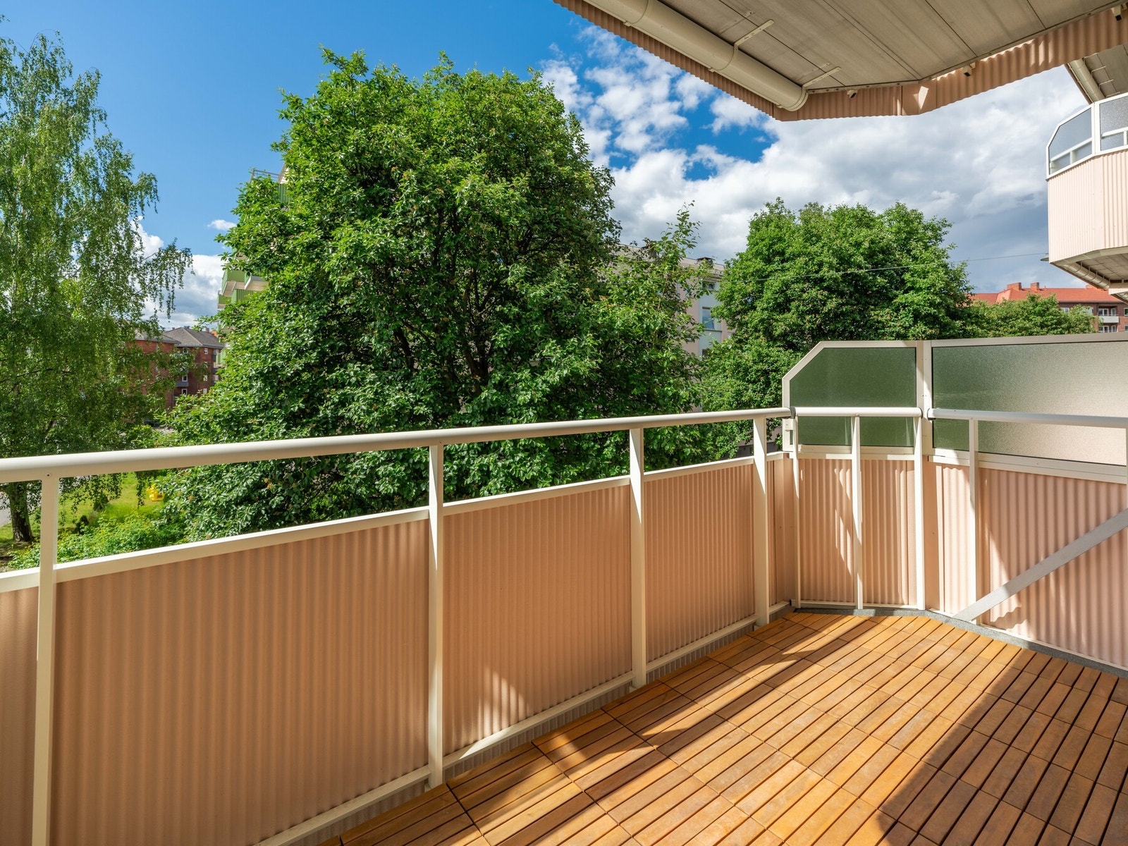 Her får du et flott og grønt utsyn fra en solrik vestvendt balkong. Galleribilde