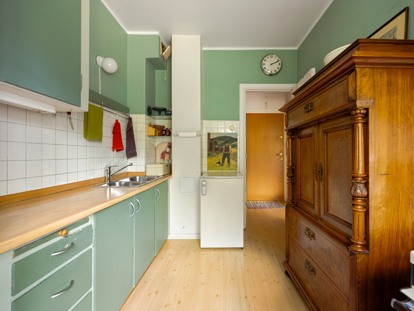 Flere av beboerne flyttet kjøkkenet ut i stuen, for å etablere et separat soverom. Ny eier må selv gjøre undersøkelser for å vurdere om dette er mulig. Kjøkkenet er målt til ca. 8 kvm. Galleribilde