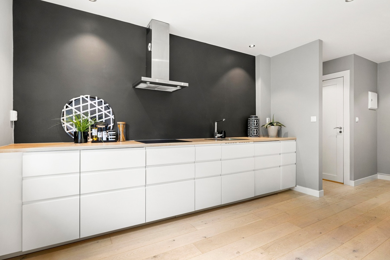 Det er fritthengende ventilator med kullfilter med montert komfyrvakt. Galleribilde