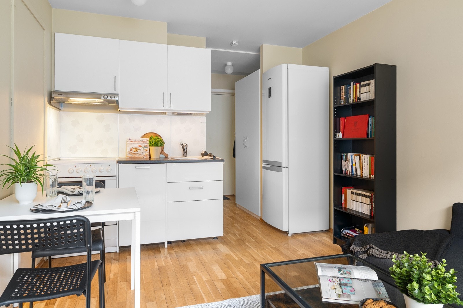 Kjøkken på hybelavdeligen. Hvitevarer på kjøkkenet som komfyr og kjøl-fryseskap følger med i handelen. Her kan man åpne opp enhetene hvis man ønsker det! Galleribilde