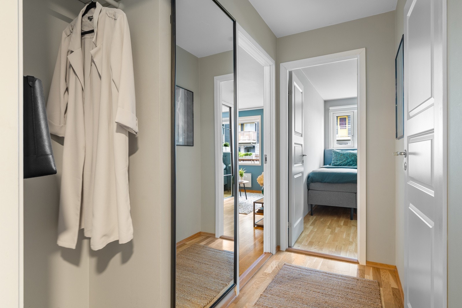 I gangen er det porttelefon og plass til å sette ifra seg sko og henge opp ytterklær. Galleribilde