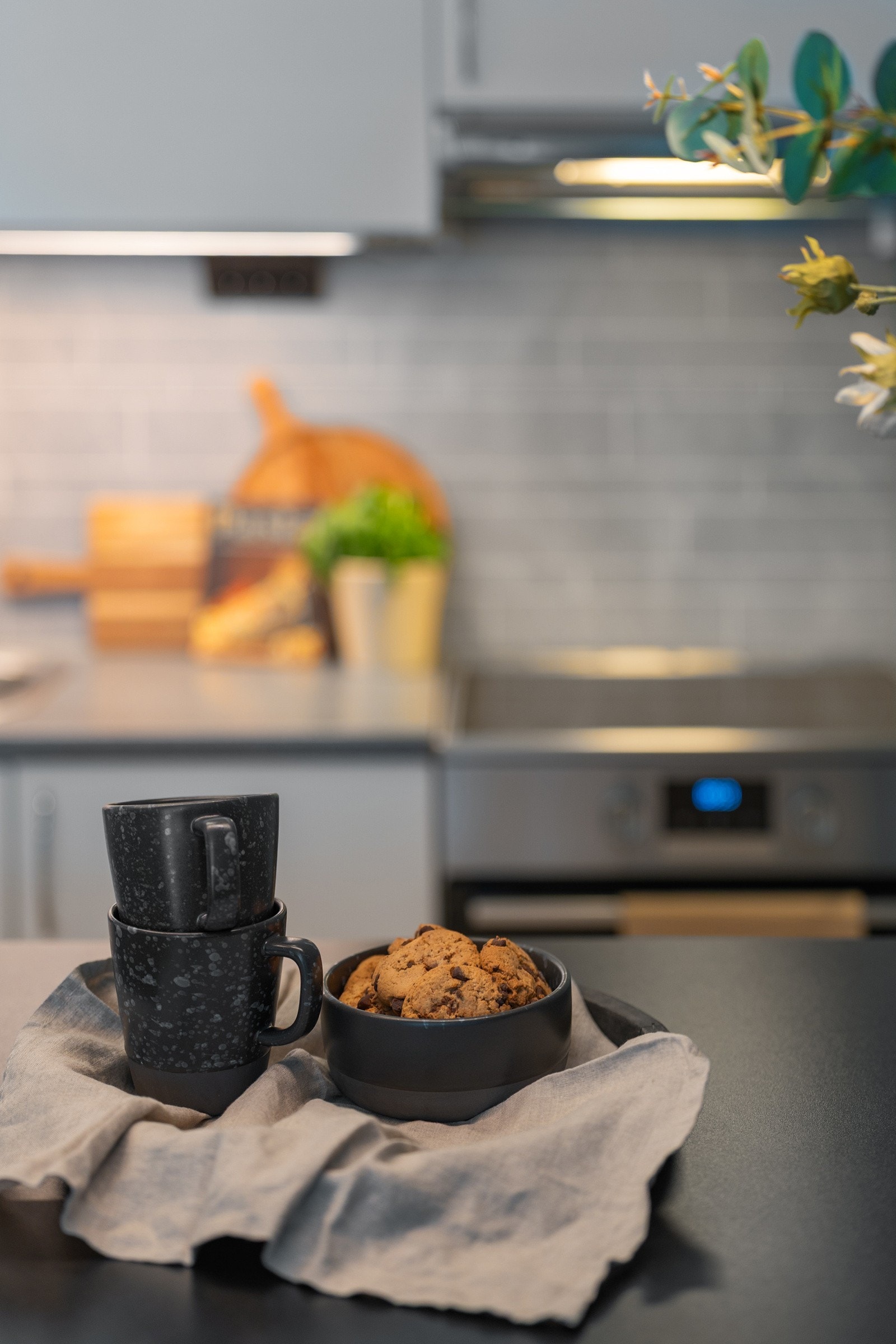 Kjøkkenet har praktiske plater over benkeplaten som gir en fin kontrast. Galleribilde