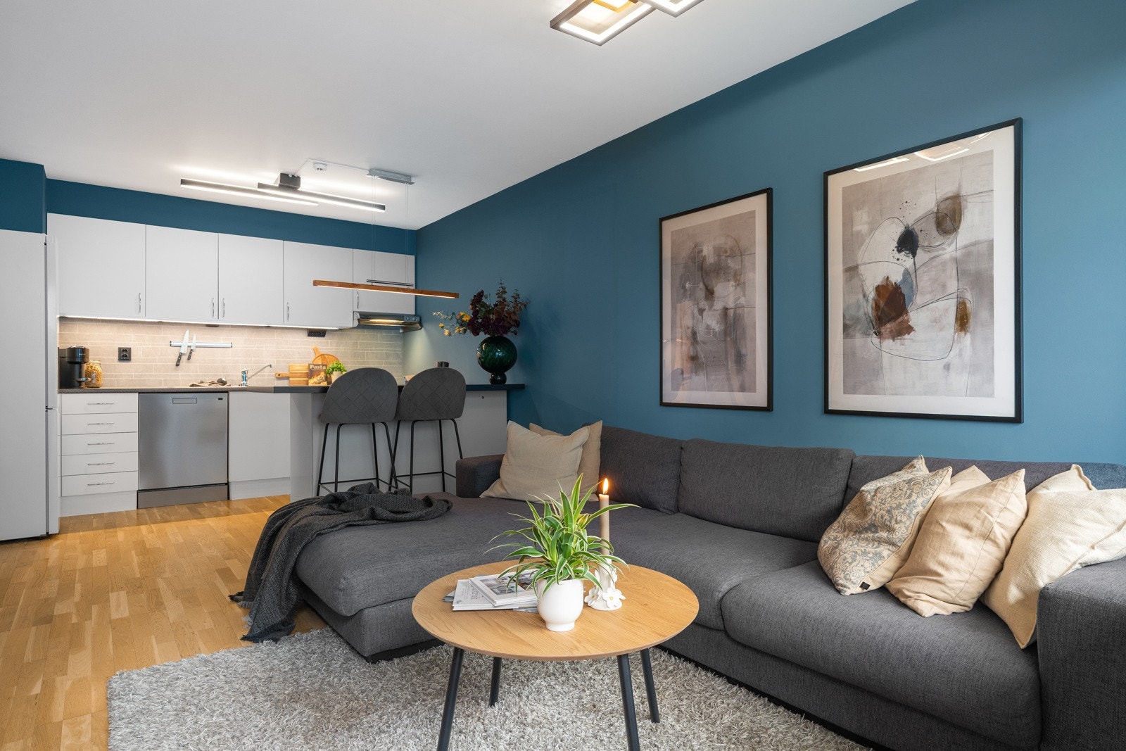 Stuen og kjøkkenet er 21 kvm og har parkett på gulv og moderne farger på vegger. Galleribilde
