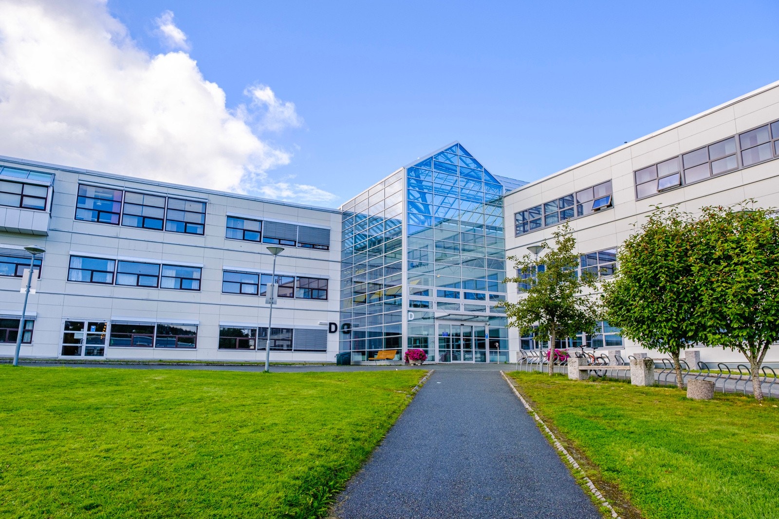Det er kort avstand både til NTNU Dragvoll og Gløshaugen. Til Dragvoll bruker man ca 10 minutters gange. Man kan gå gjennom et nettverk av stier i en liten skog mellom Bergheim og Dragvoll. Galleribilde