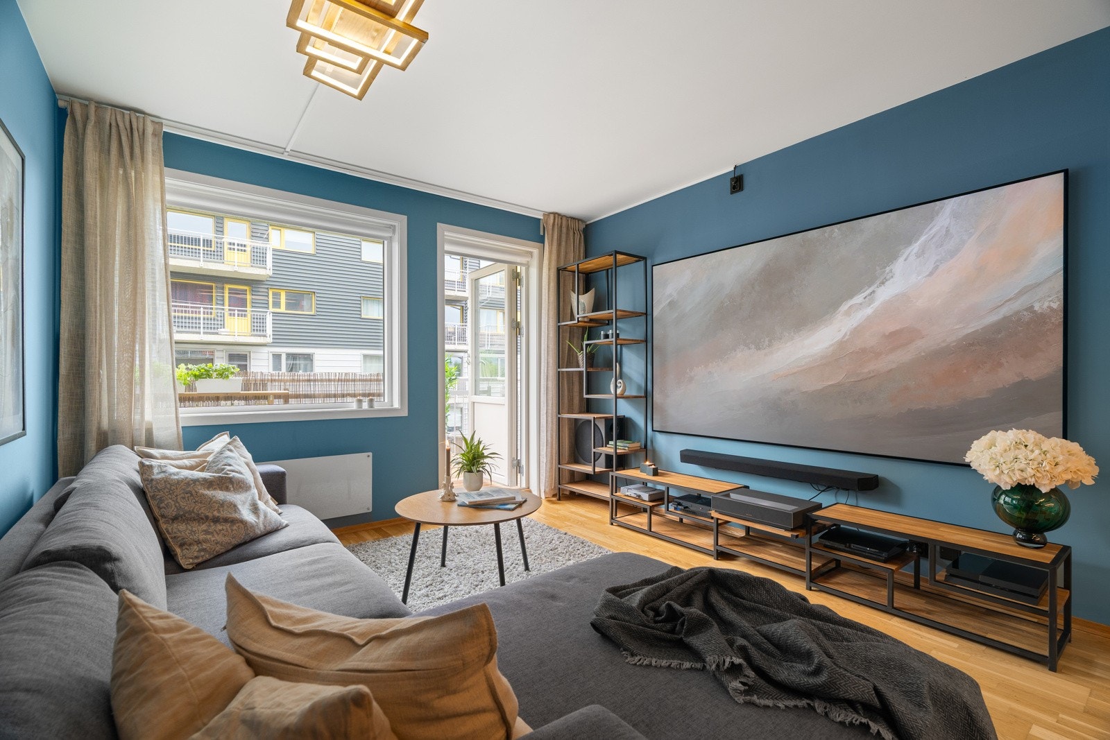 Store vindusflater gir godt med naturlig dagslys inn i leiligheten. Fra stuen er det utgang til balkongen. Galleribilde