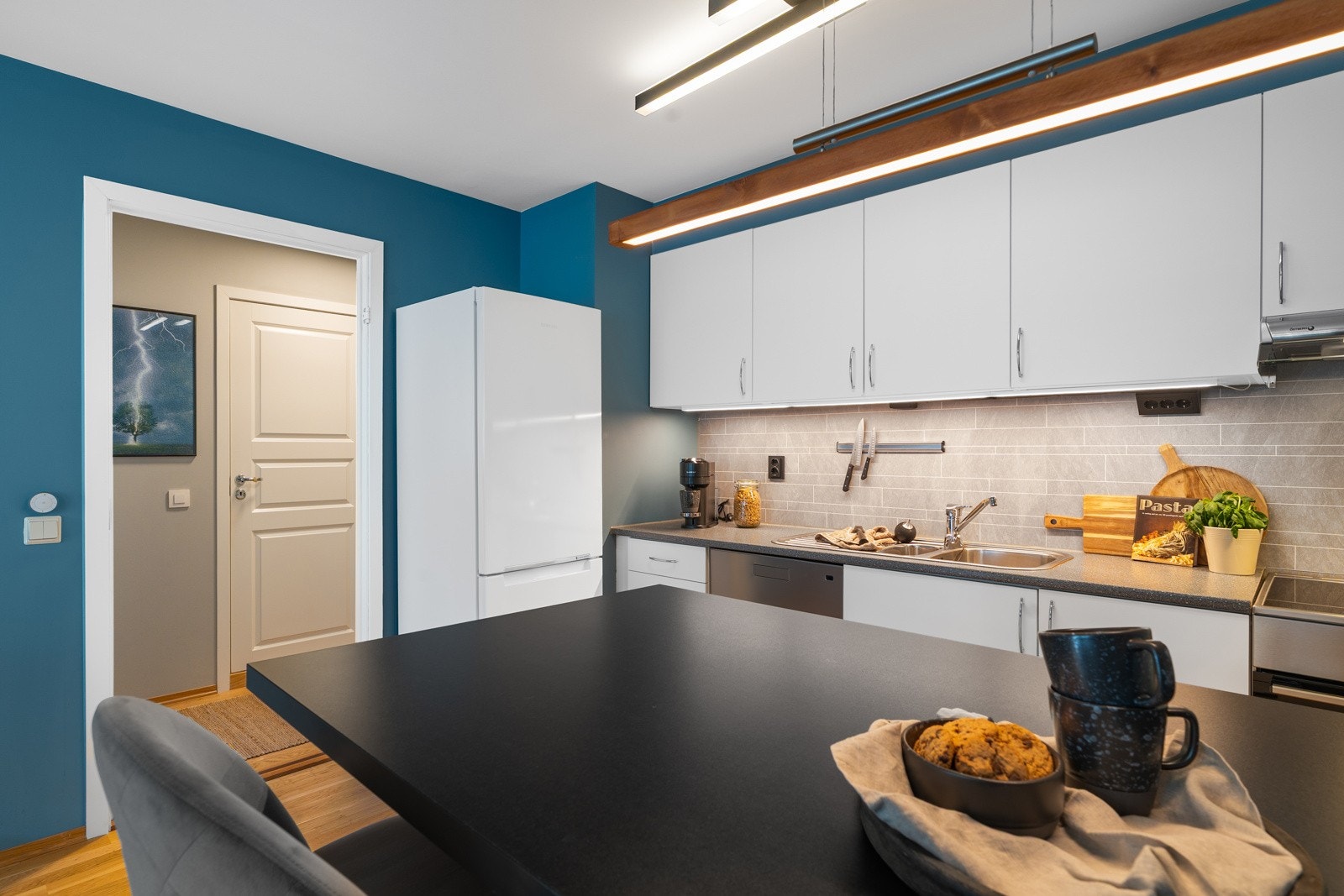 Svært praktisk barløsning som gir ekstra skap og benkeplass samt stilfull belysning. Galleribilde