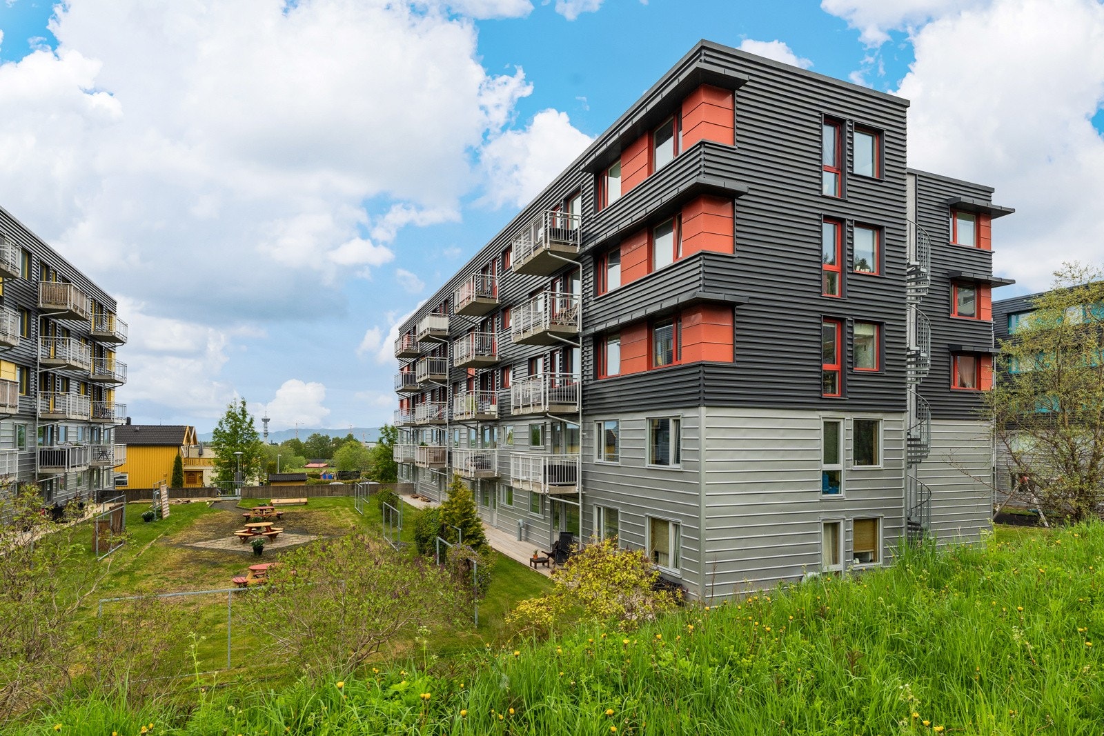 Leiligheten er beliggende på solsiden av bygget i 2. etasje og har fin utsikt. Galleribilde