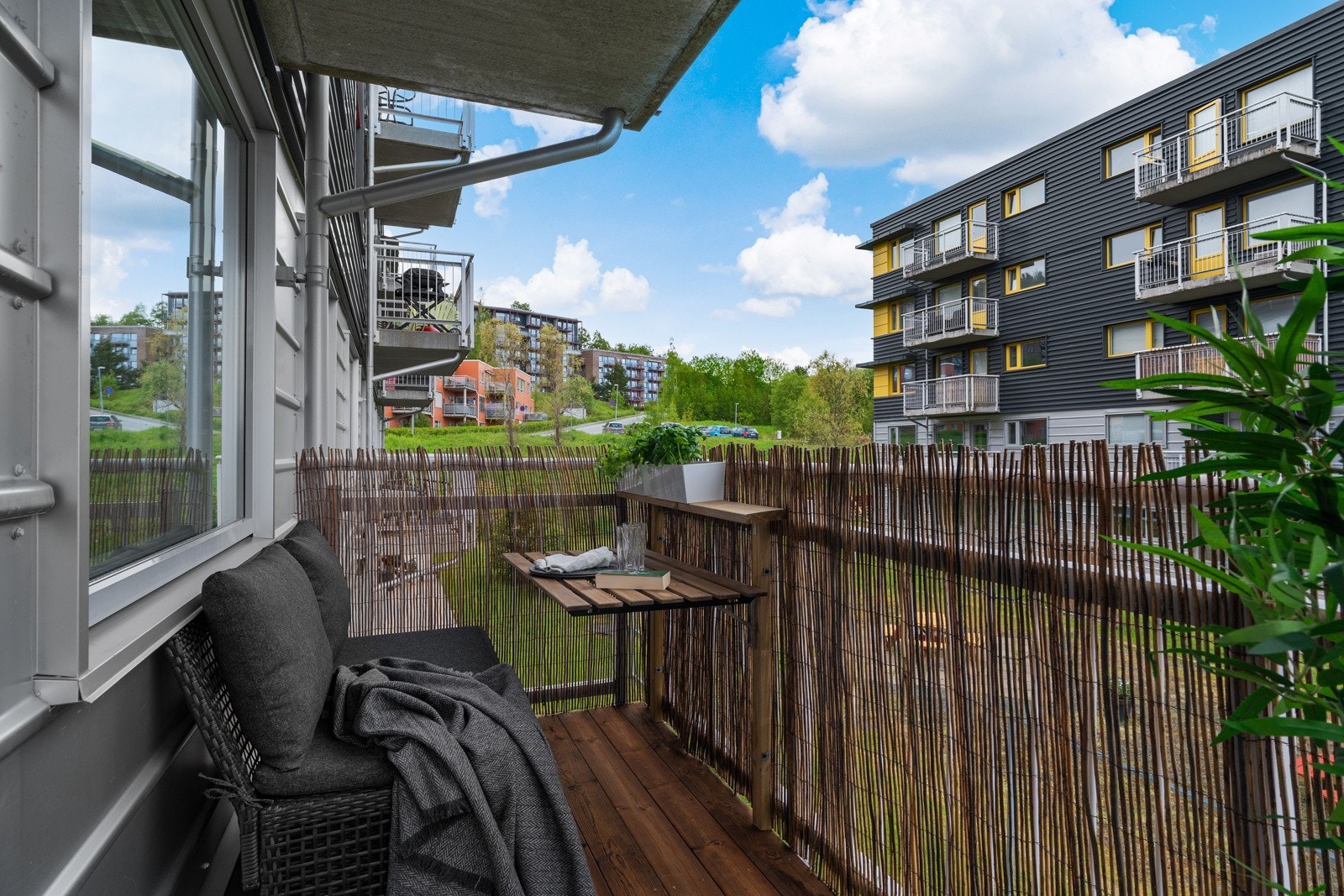 Sørvestvendt balkong på ca 5 kvm. som har plass til utemøblement. Her har man solen gjennom hele dagen. Galleribilde