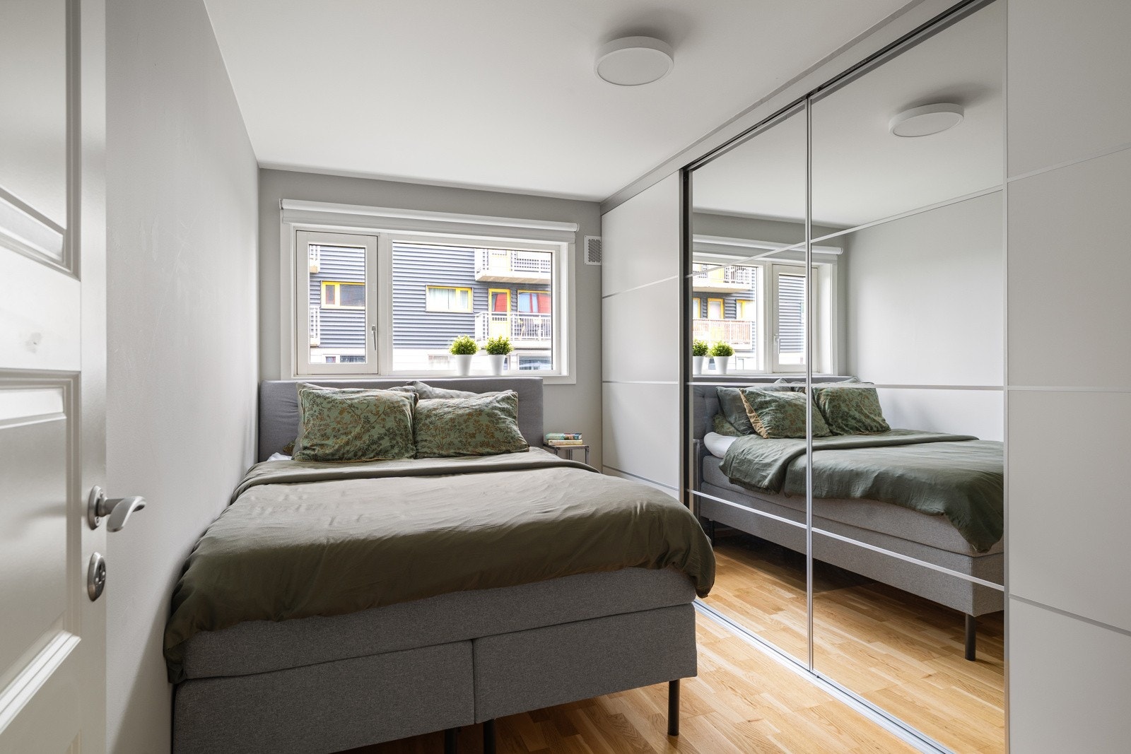 Romslig soverom på 10,5 kvm. Soverommet har plass til dobbeltseng og en stor skyvedørsgarderobe med speilfronter. Galleribilde