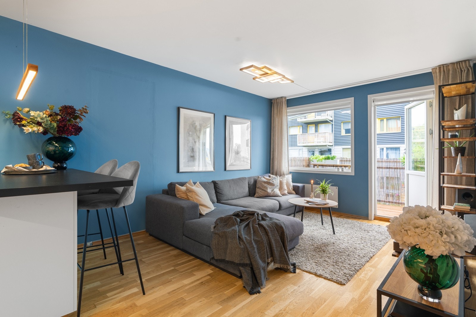 Størrelsen på stuen gir god plass til sofa, mediemøblement og spiseplass. Galleribilde