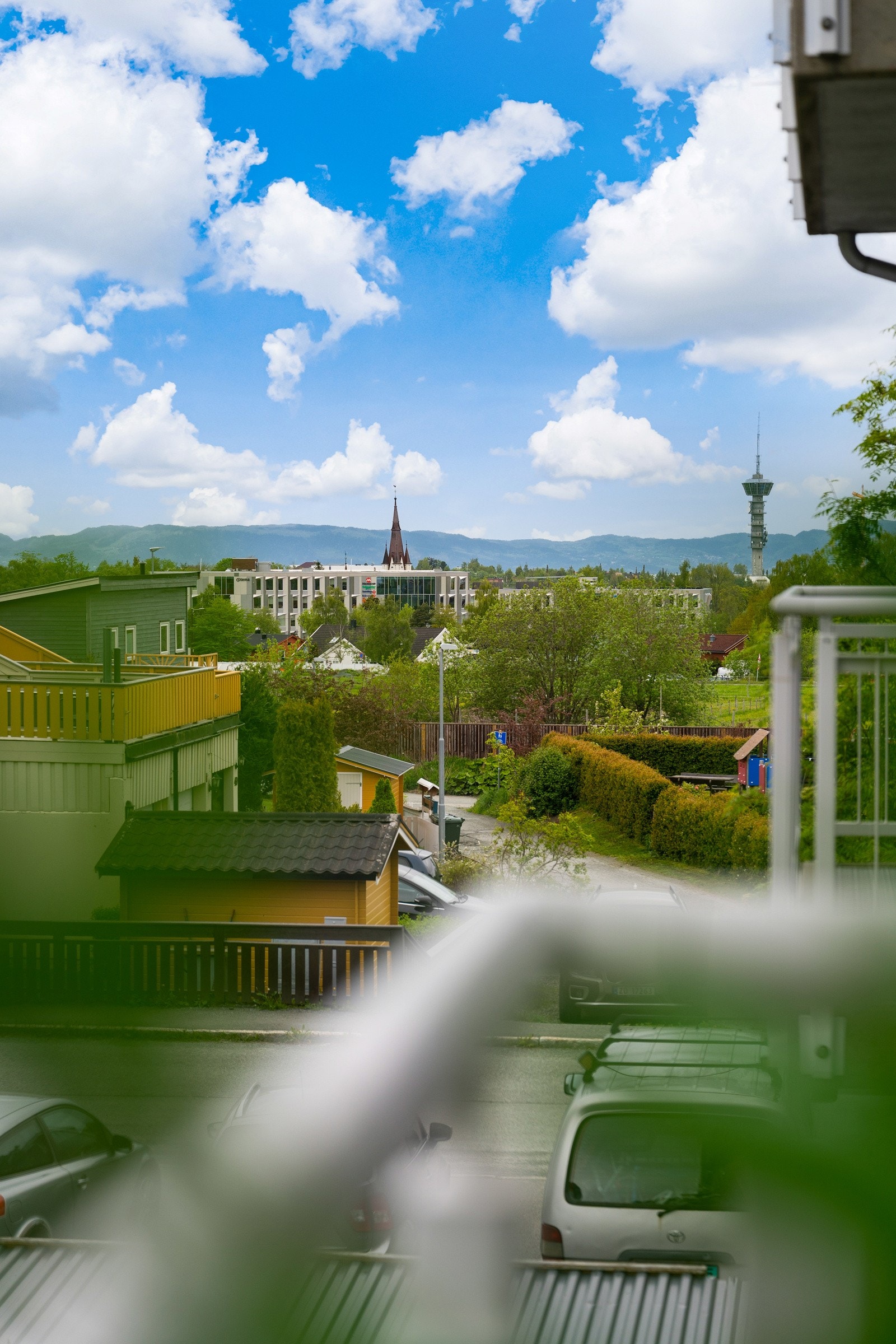 Fra balkongen har man solen fra kl. 12 og utover kvelden og fin utsikt over området og mot Tyholttårnet. Galleribilde