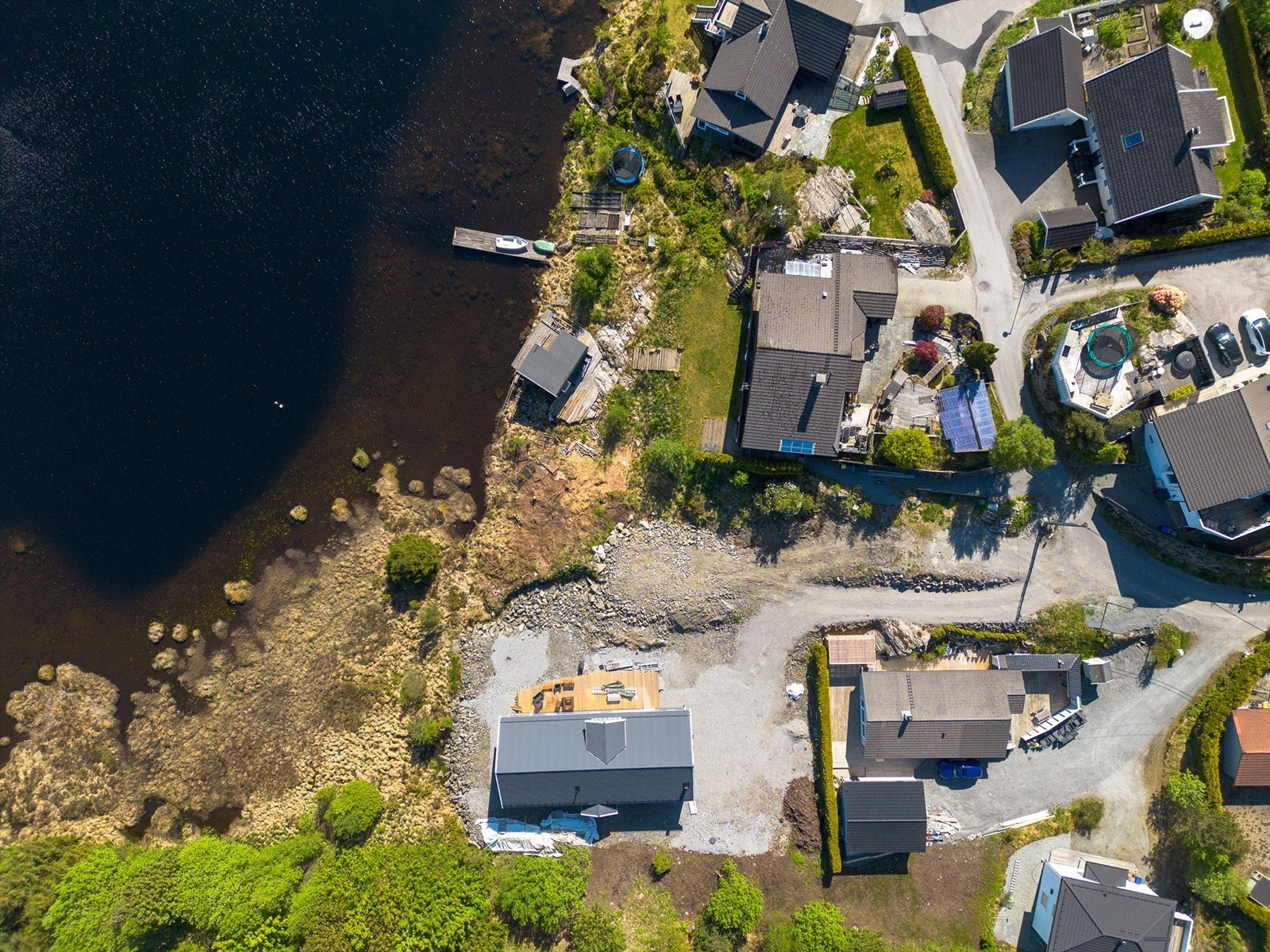 Idyllisk beliggenhet på Vågaleitet med ferskvann som skue Galleribilde