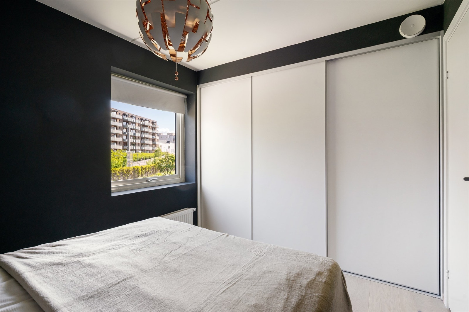 Rikelig med oppbevaringsplass i romslig skyvedørsgarderobe. Veggene er malt i en lun farge som gir en deilig atmosfære å sove i, i tillegg til stort vindu gjør rommet lyst og luftig. Galleribilde