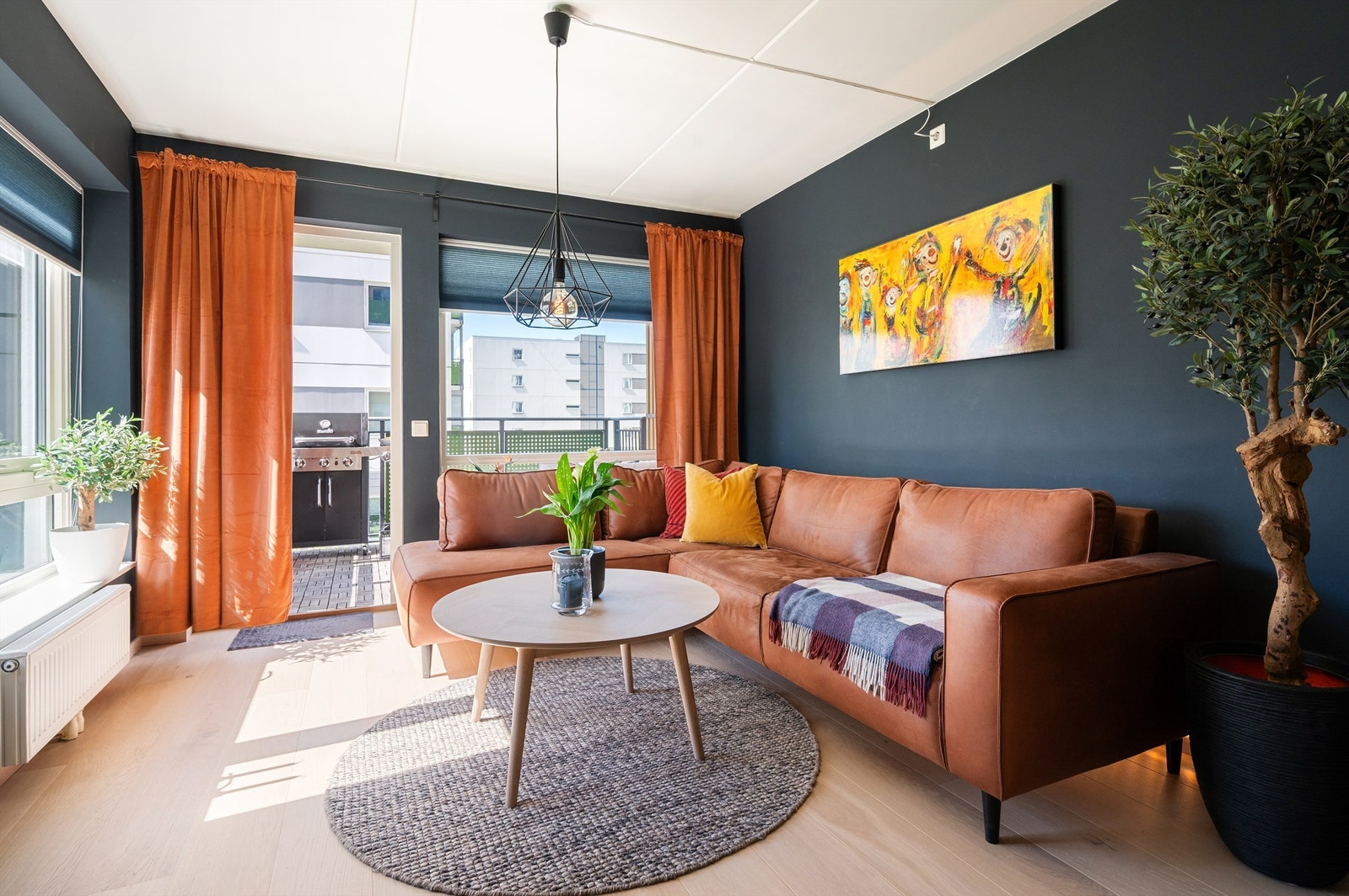 Fra stuen er det utgang til en herlig sydvestvendt balkong med gode solforhold. Galleribilde