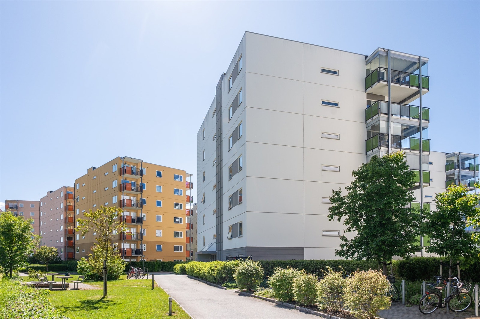 Fellesarealene er pent opparbeidet med blant annet internstier, plenarealer og diverse beplantning. Galleribilde