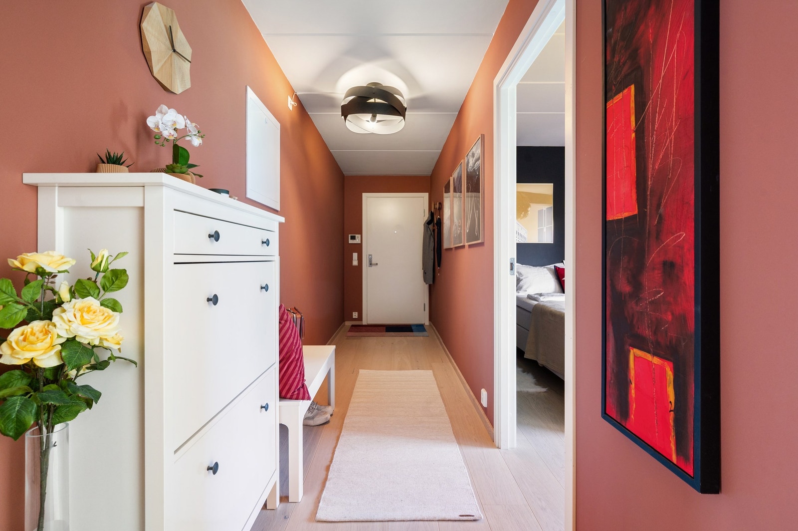 Velkommen inn! Leilighetens entré er lys og innbydende og gir et meget godt førsteinntrykk av boligen. Galleribilde