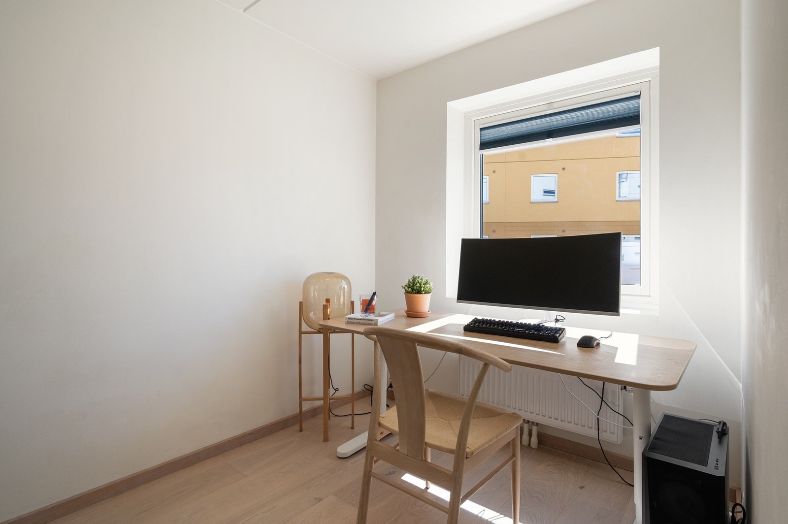Leilighetens andre soverom er også av god størrelse og kan innredes etter eget ønske og behov. Det kan enkelt benyttes som gjesterom, kontor eller barnerom. Galleribilde