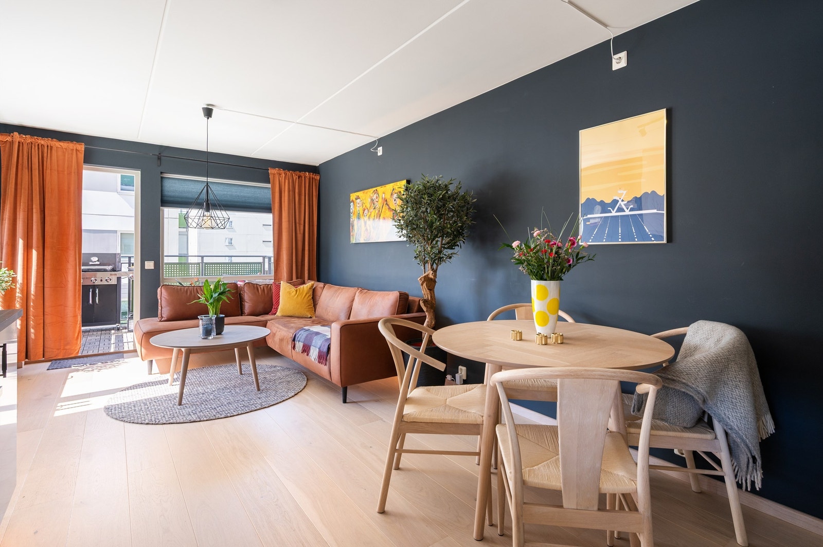 Grunnet leilighetens hjørnebeliggenhet sørger store vindusflater på flere vegger for rikelig med lysinnslipp som skaper en lys og luftig atmosfære i rommet. Galleribilde