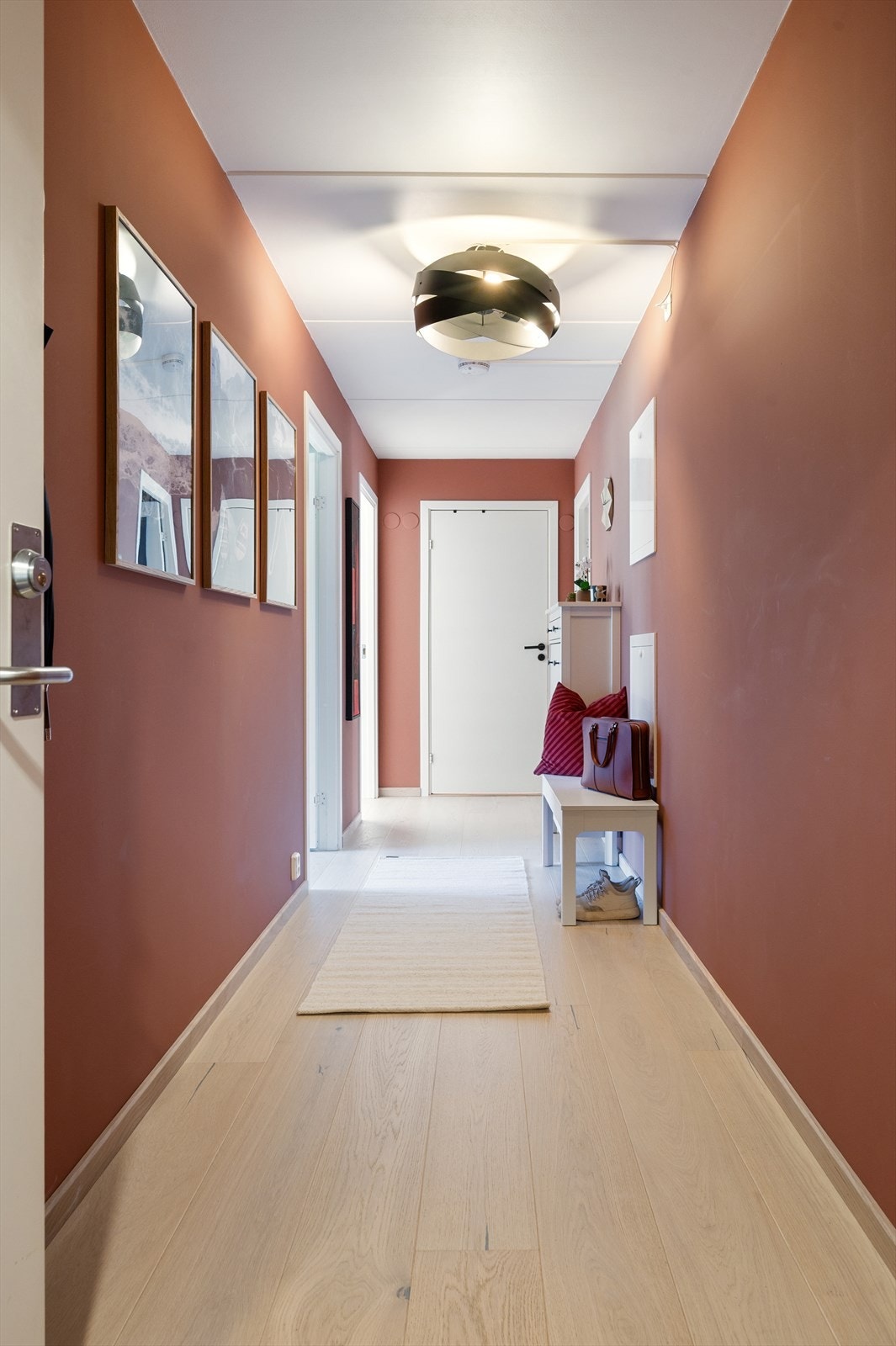 Her har du plass for oppbevaring av yttertøy og sko. Galleribilde