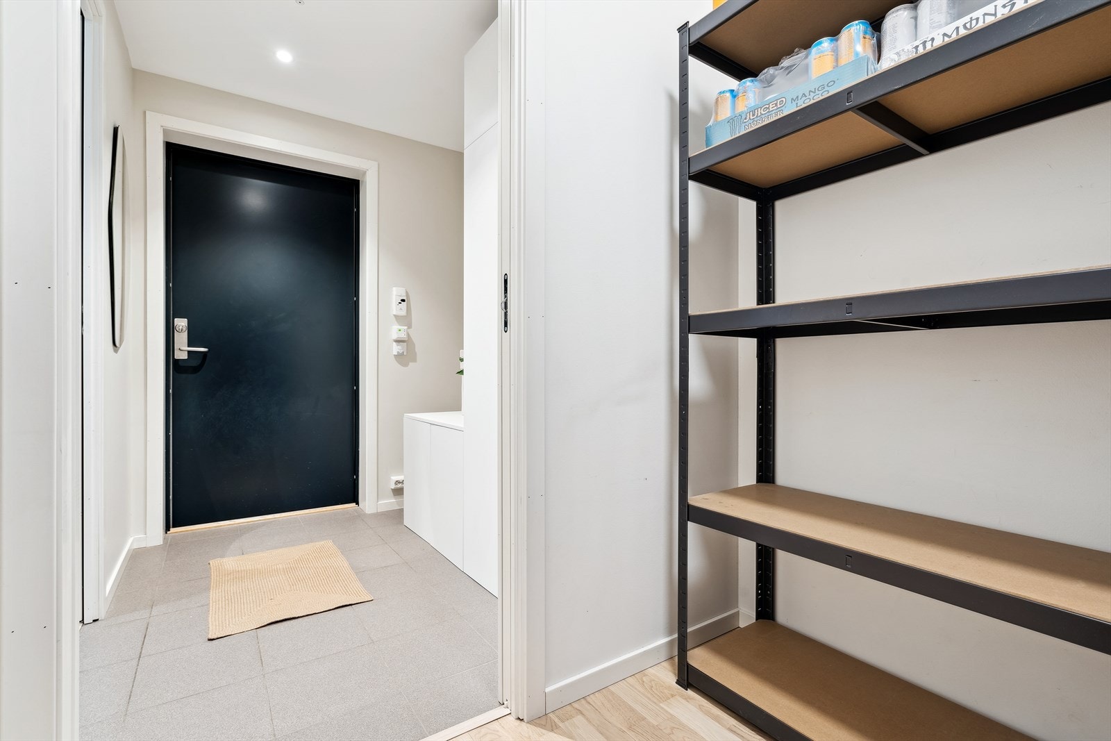 I tilknytning til entreen har man en bod med god plass til oppbevaring. Galleribilde