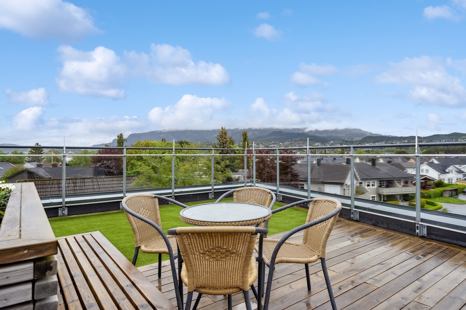 Borettslaget har en fantastisk takterrasse hvor man kan nye sol og utsikt hele dagen. Galleribilde