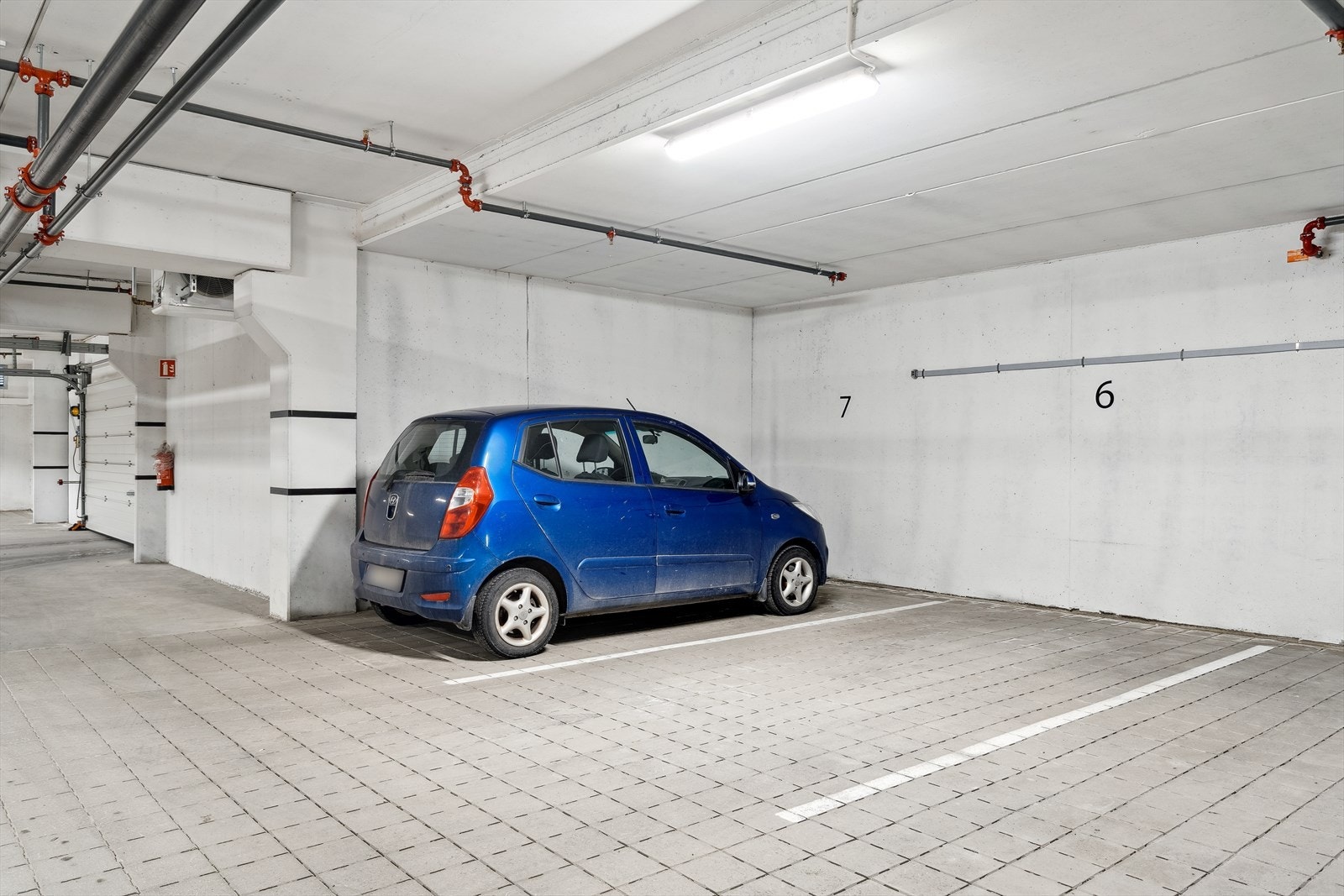 Leiligheten har bruksrett på p-plass i parkeringskjelleren. Galleribilde