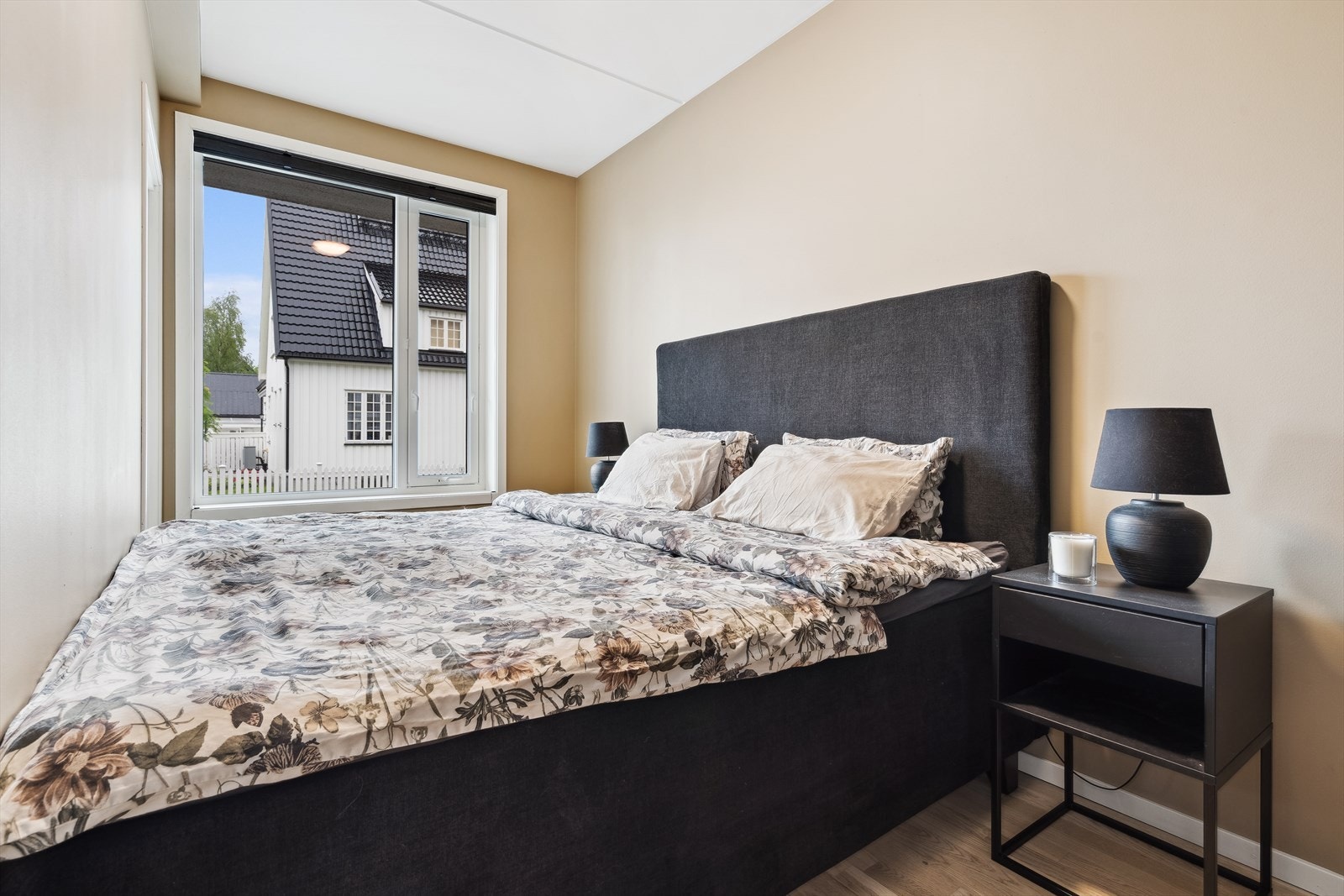 Romslig hovedsoverom med god plass til dobbeltseng. Galleribilde
