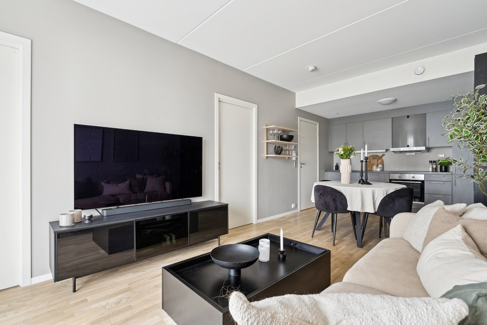 Leiligheten har en gjennomgående pen standard, med rikelig med naturlig lysinnslipp fra de store vindusflatene. Galleribilde