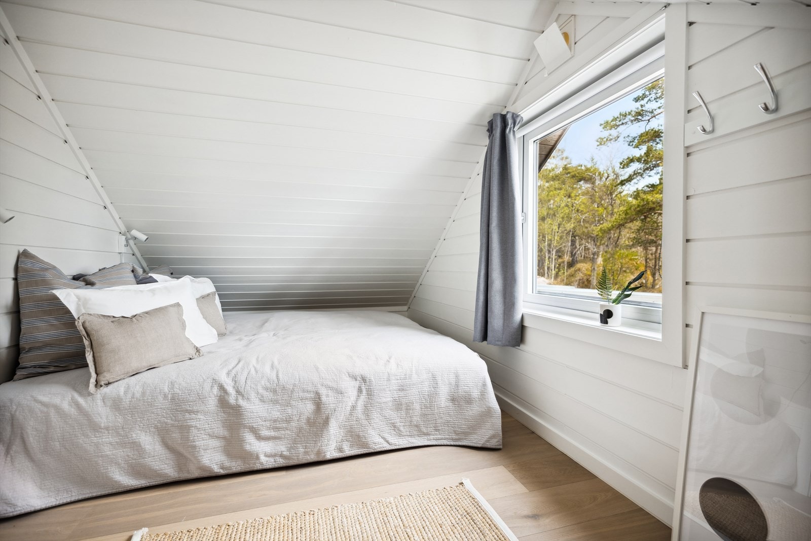 Innredet rom 2 på hems brukes som soverom med dobbeltseng. God gulvplass for ekstra madrasser eller en seng til. Galleribilde