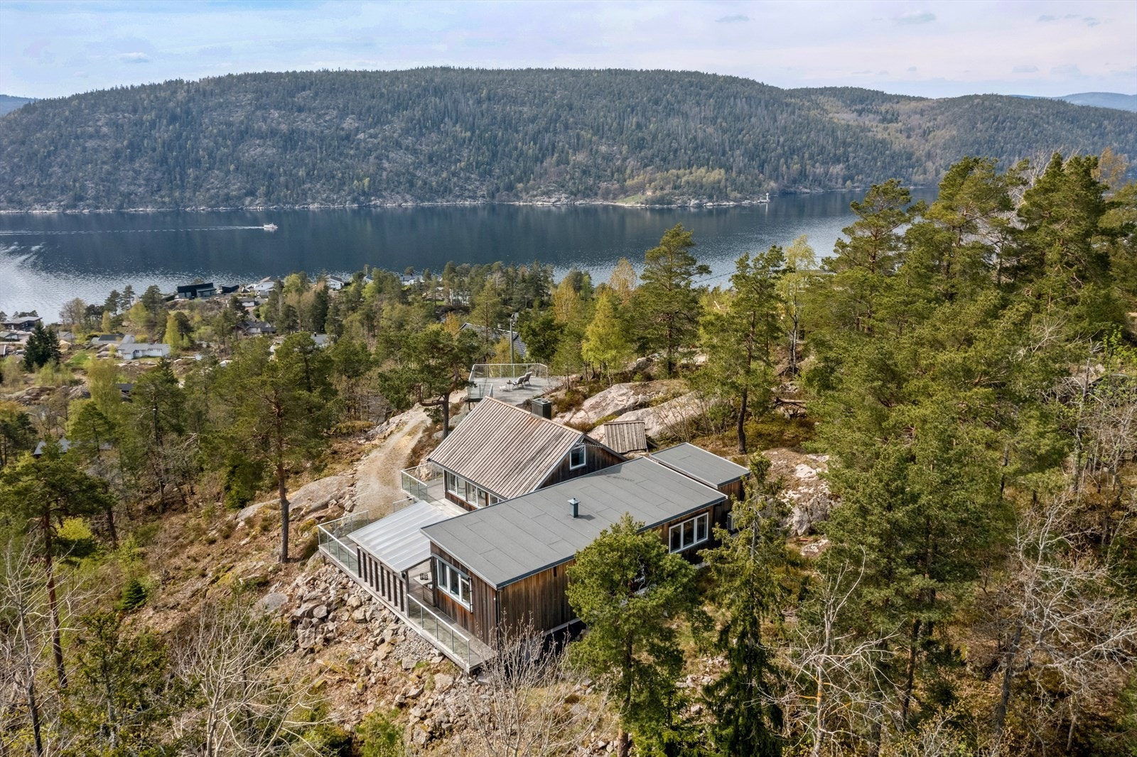 Utsikten utover Oslofjorden, mot sør og vest, er spektakulær og må nesten oppleves. Galleribilde