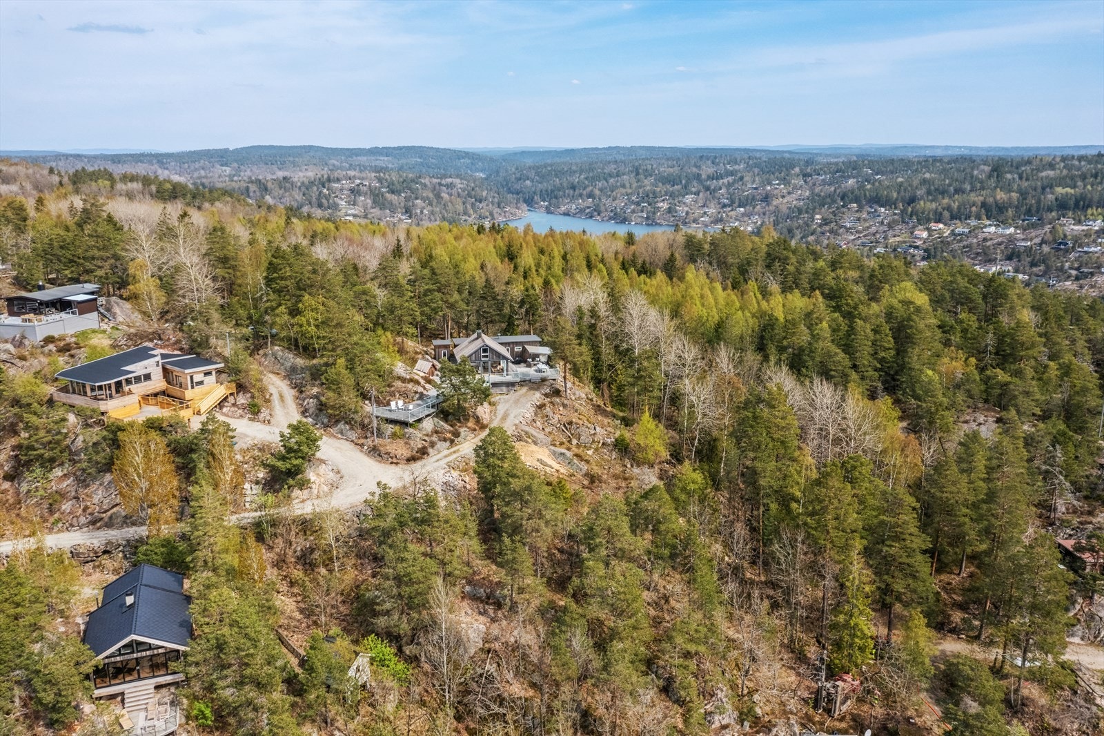 Frittliggende og usjenert beliggenhet. Bilvei helt frem til eiendommen. Galleribilde