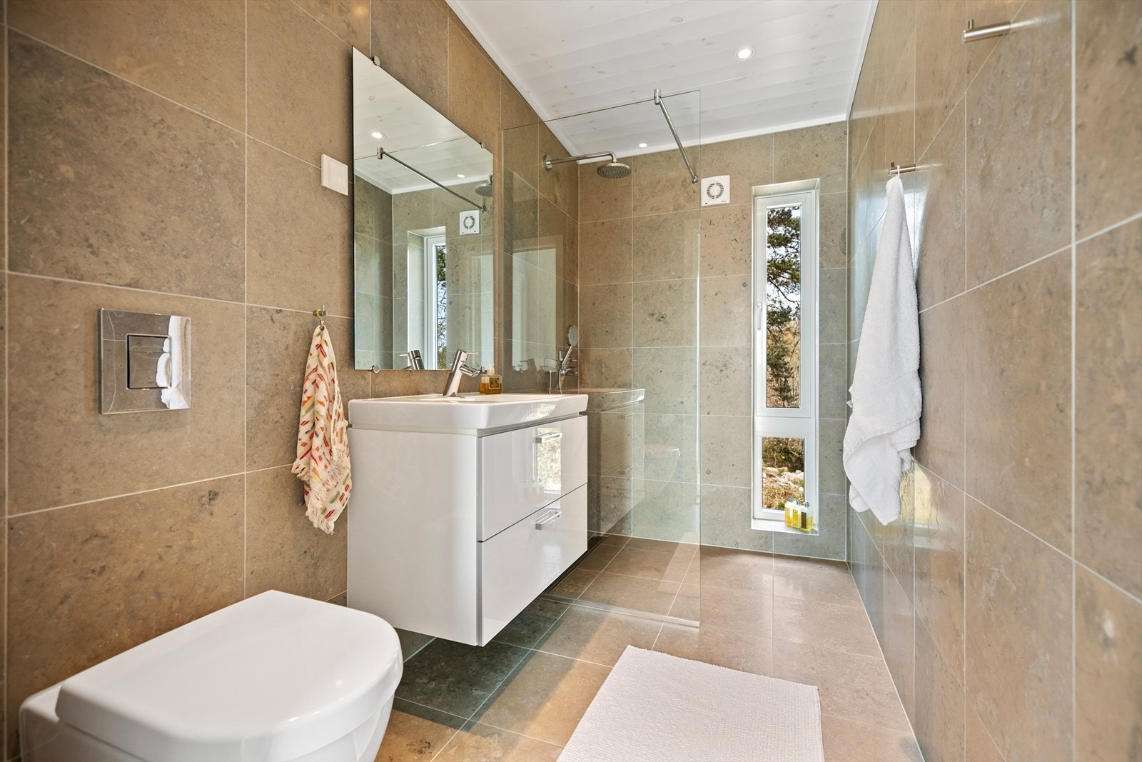 Baderomsinnredning fra Mobalpa. Villeroy & amp sanitærporselen. Hansgrohe armaturer. Galleribilde