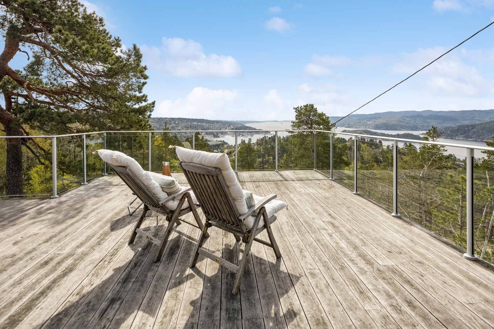 50m Sereno glassrekkverk i helt vedlikeholdsfri stolper i natureloksert aluminium og herdet glass fra Rekkverkspesialisten. Galleribilde