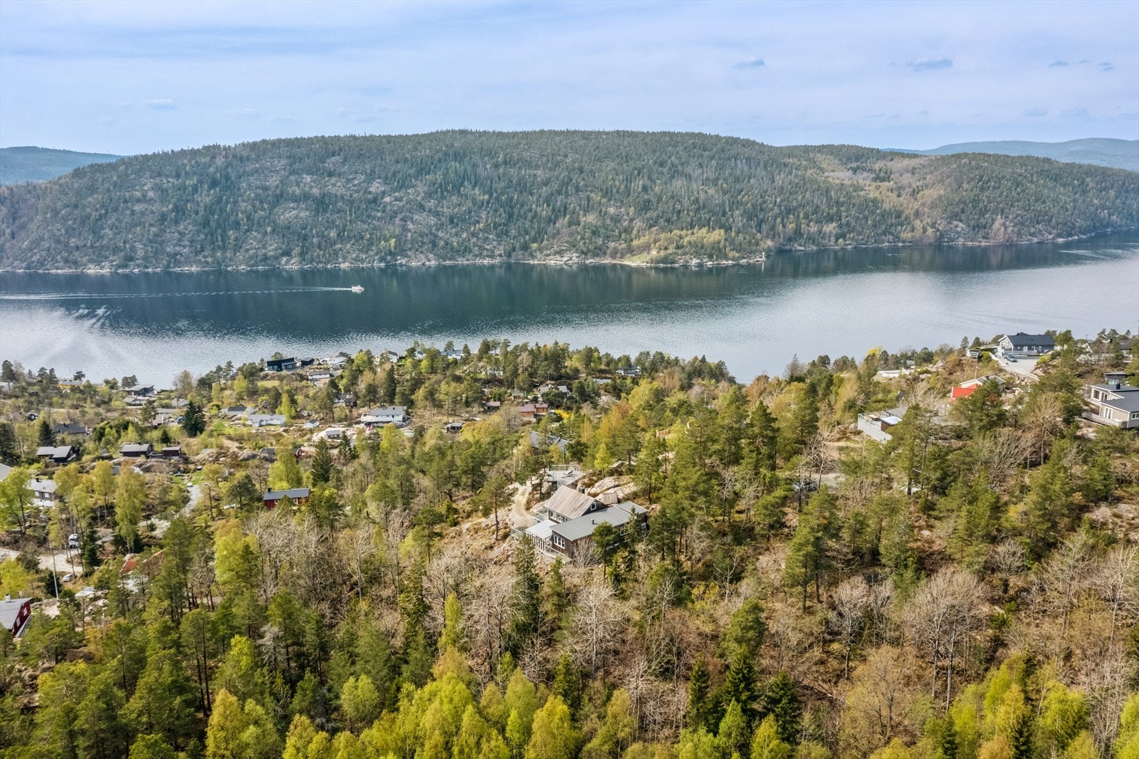 Fritidseiendommen er beliggende i landlige og stille omgivelser i et populært og attraktivt hytteområde ved Søndre Hallangen/Langebåt, ca. 45 minutter med bil fra Oslo. Galleribilde
